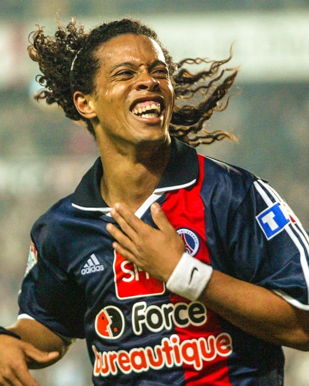 别忘了小罗也曾经效力过巴黎圣日耳曼,巴萨的不满完全没有道理.