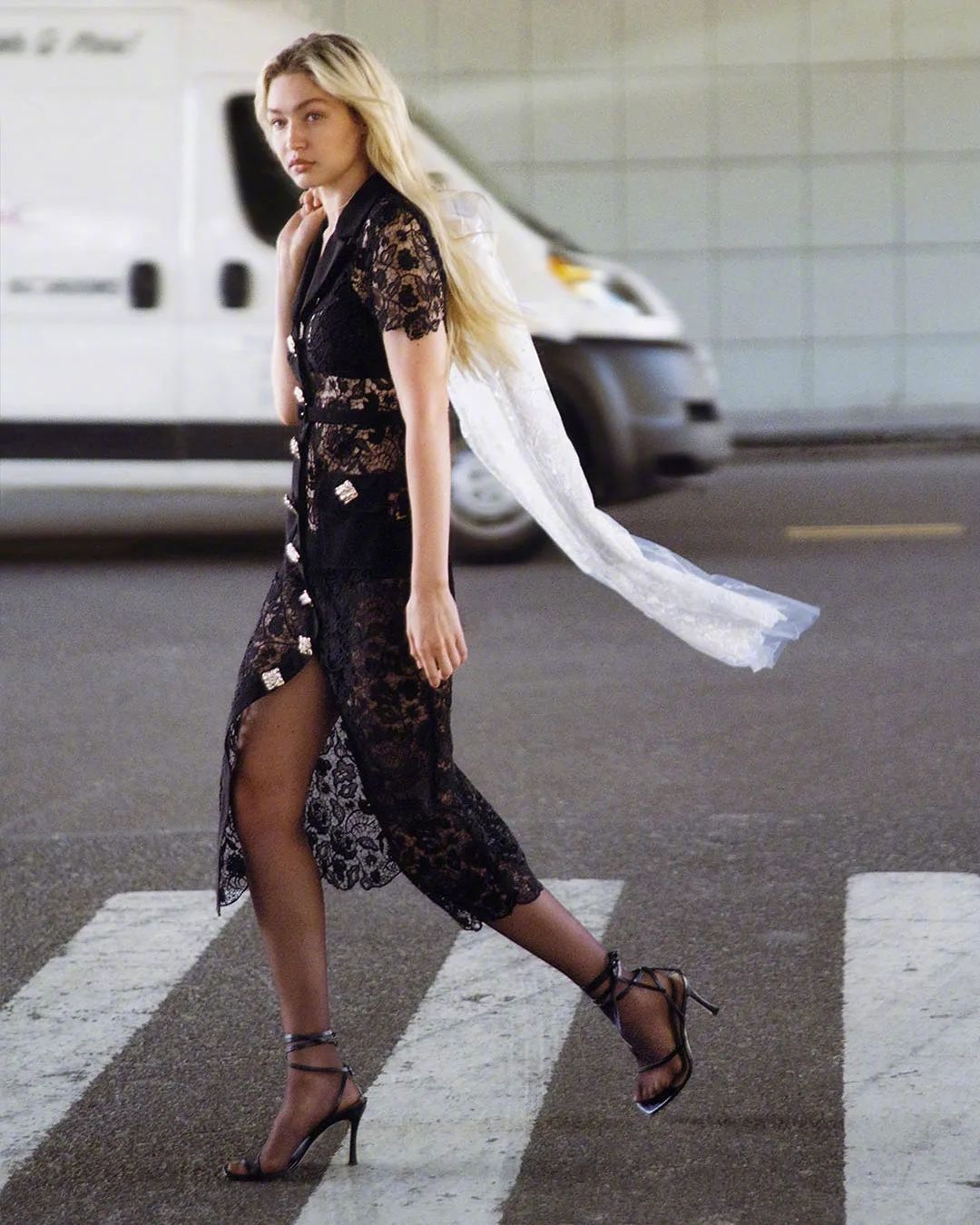 gigihadid出镜演绎selfportrait2022秋冬广告大片