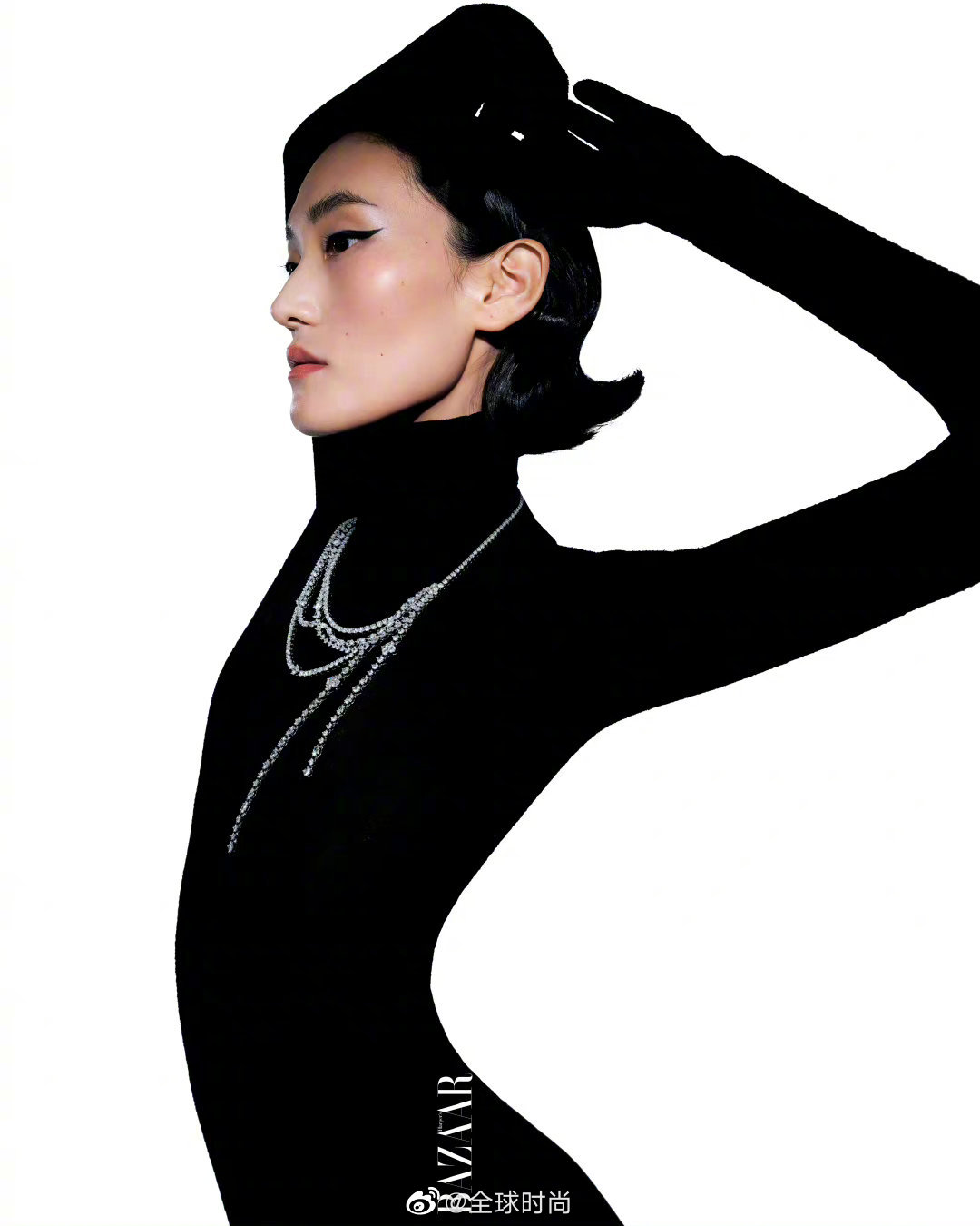 张丽娜时尚芭莎十月刊封面大片夸张的肢体动作放大了表现力