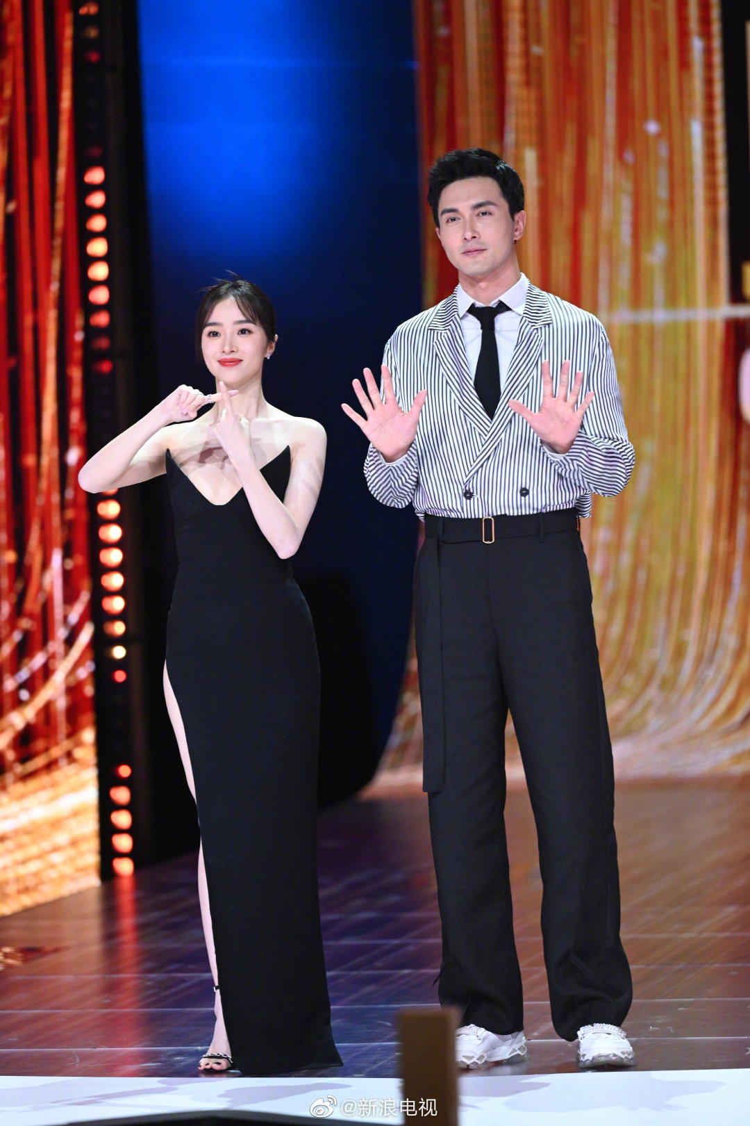 胡冰卿黑色深v开衩长裙,身材超好,生图能打,俩人的身高差有点萌哦!