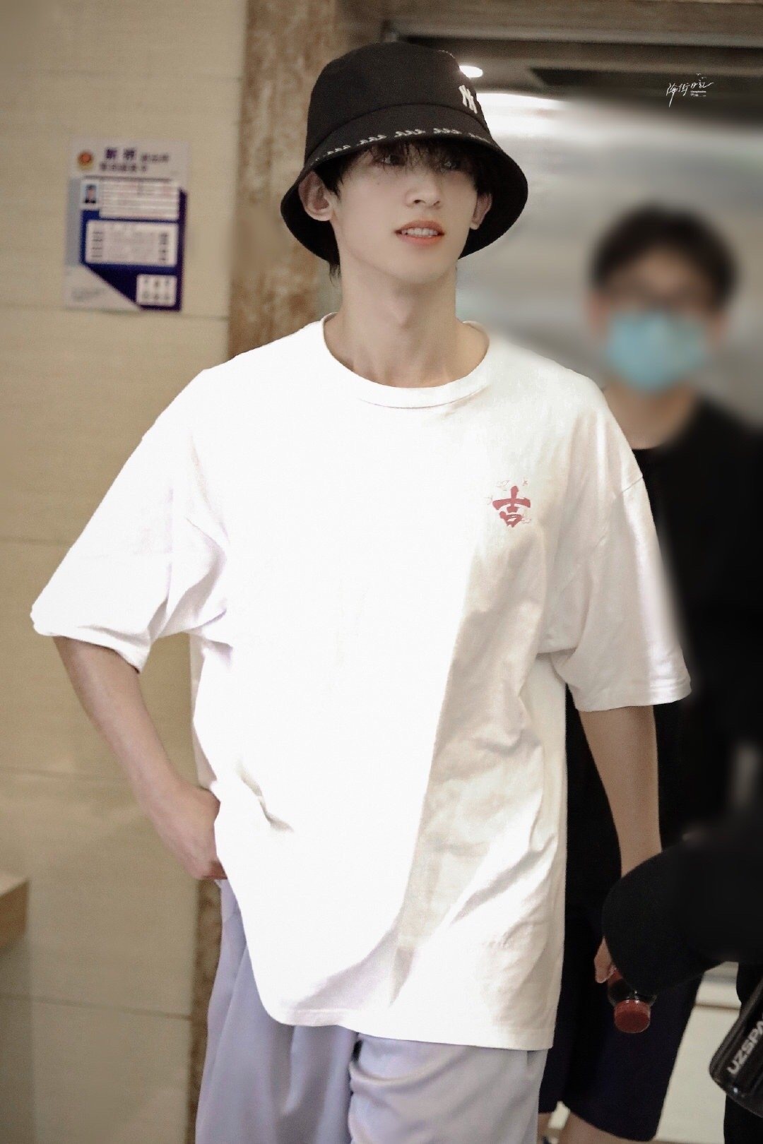 常华森上班饭拍 白t灰裤黑色帽子～森森脸好小啊