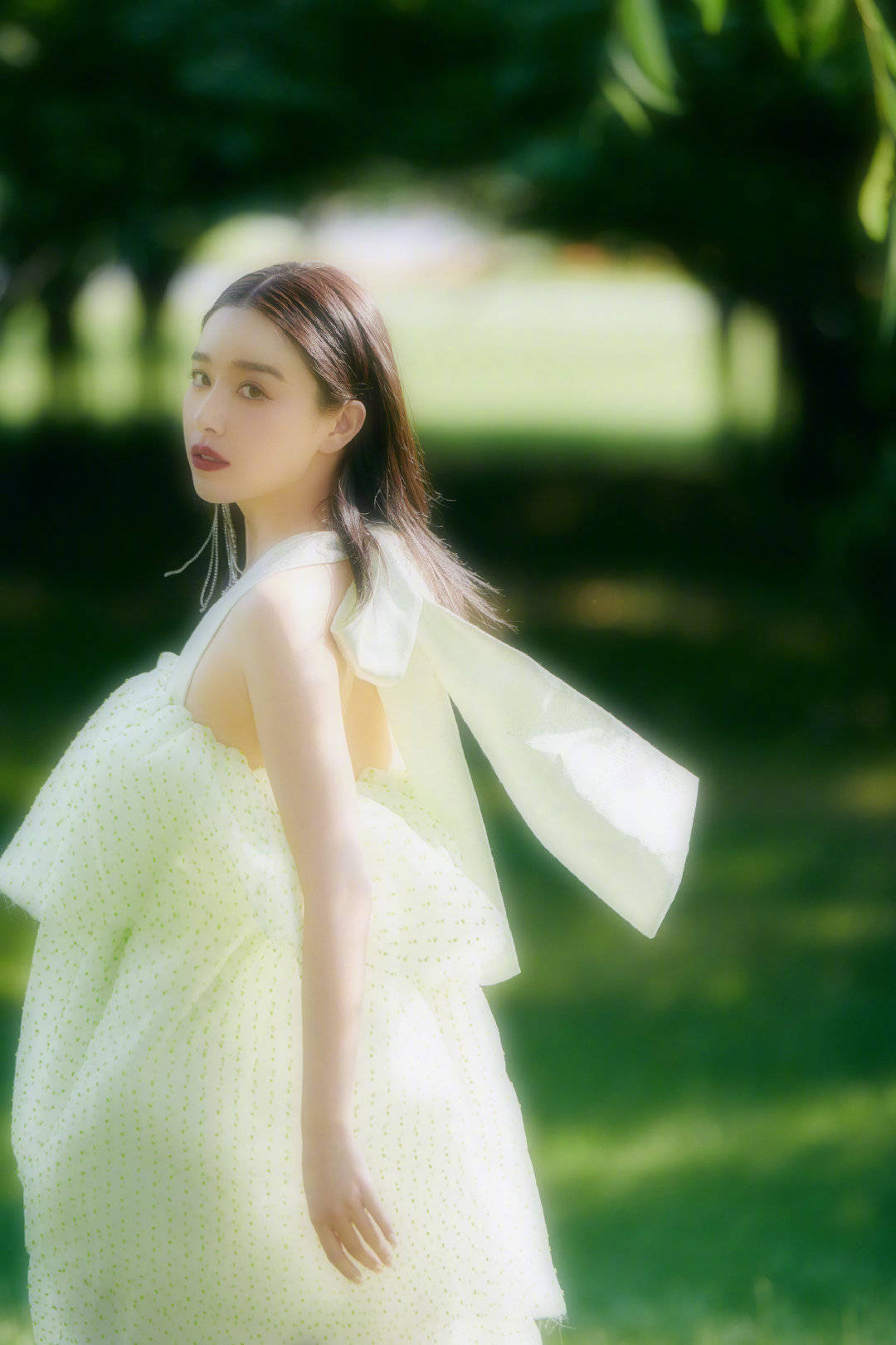 阚清子 身穿绿色吊带裙,似森系精灵上线!