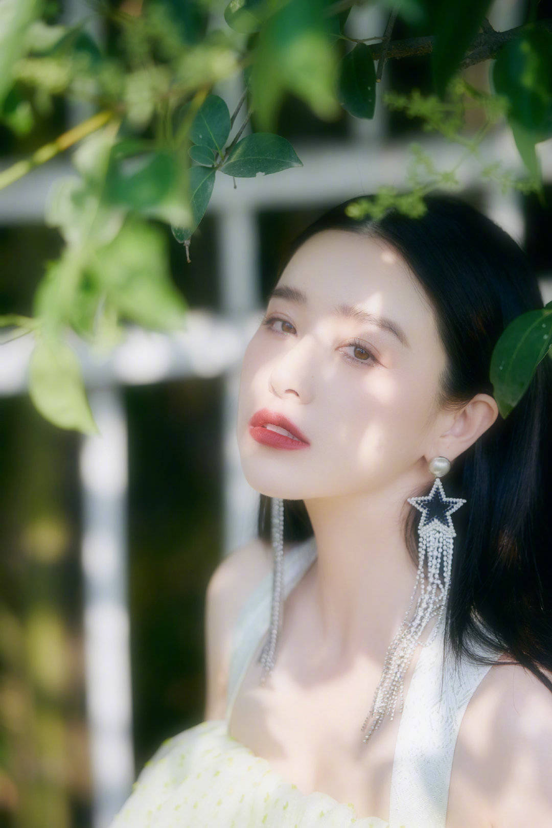 阚清子 身穿绿色吊带裙,似森系精灵上线!