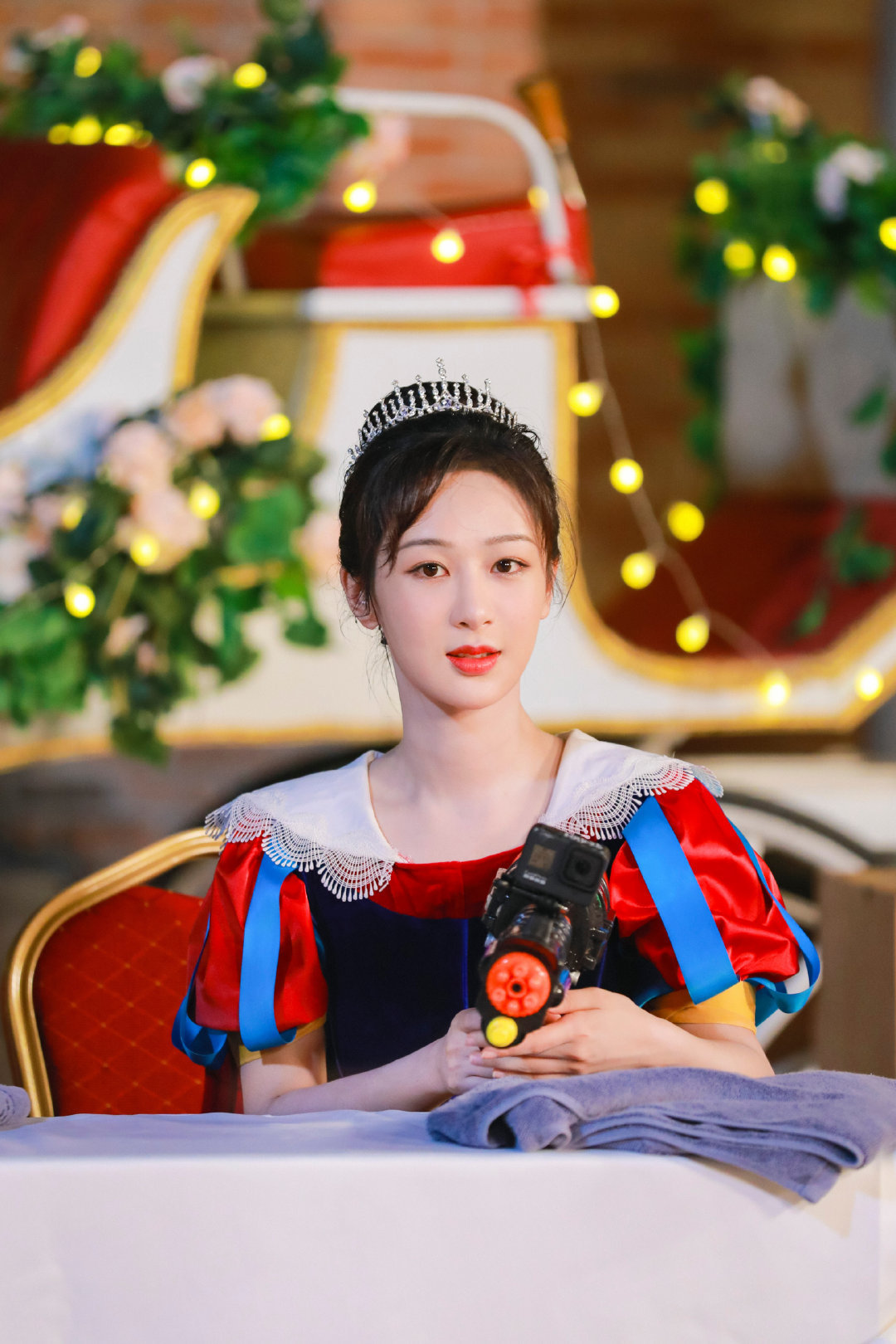 杨紫《萌探探探案》预告花絮照 紫妹cos白雪公主造型