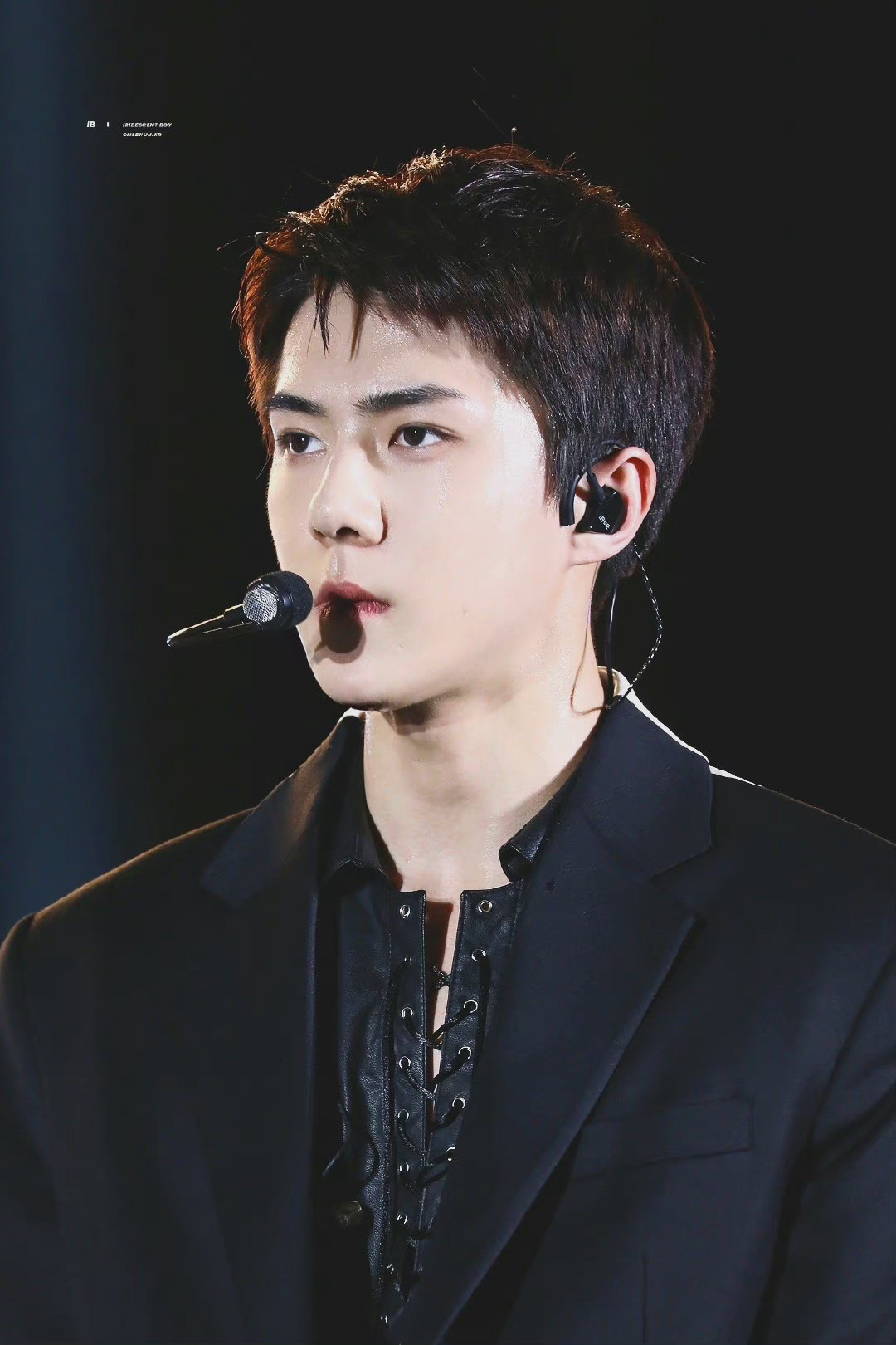 吴世勋剧照皮衣造型太帅了吧沉思状态也很迷人