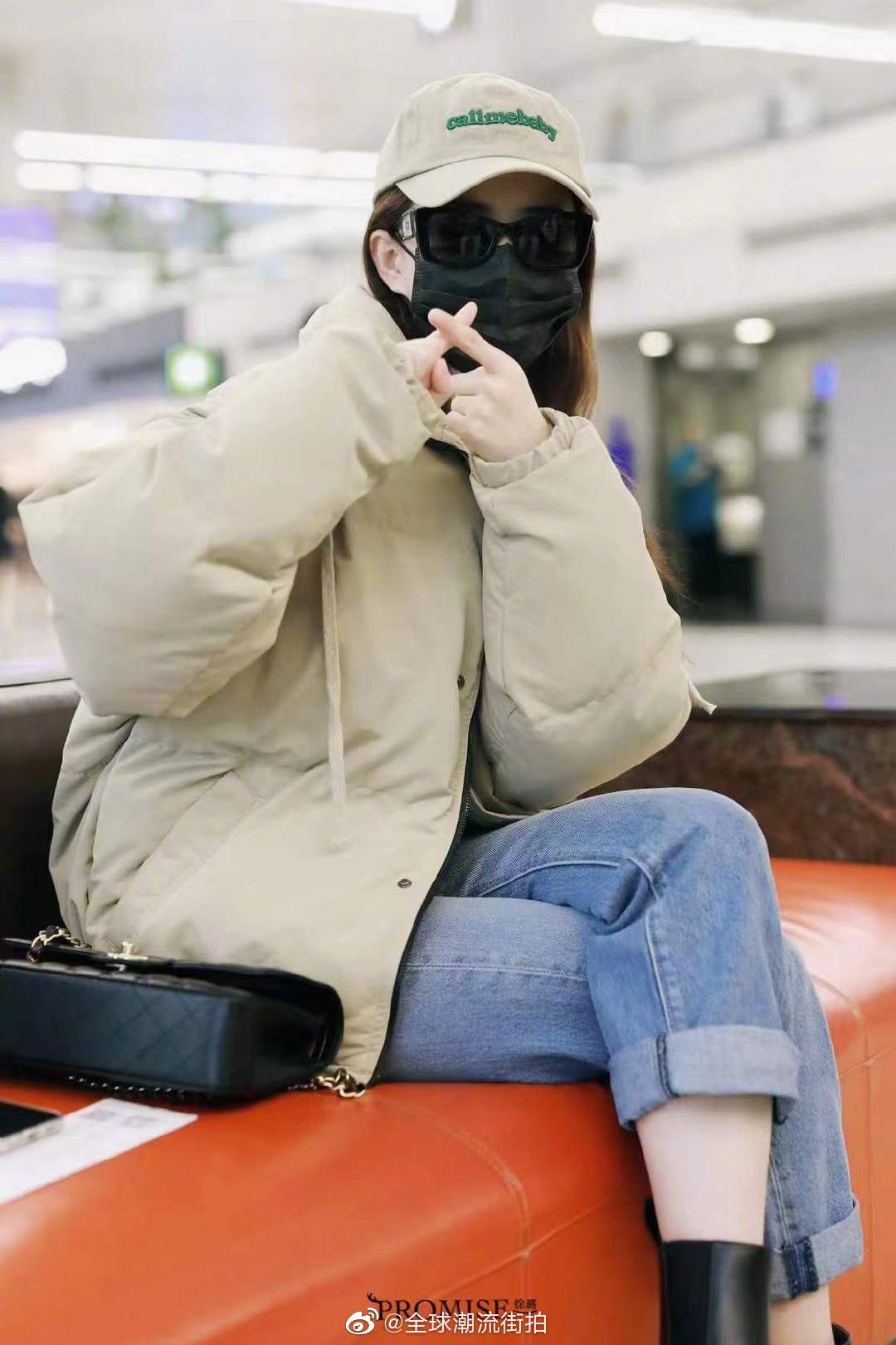 徐璐最新机场私服更新杏色棉服外套搭配蓝色牛仔裤