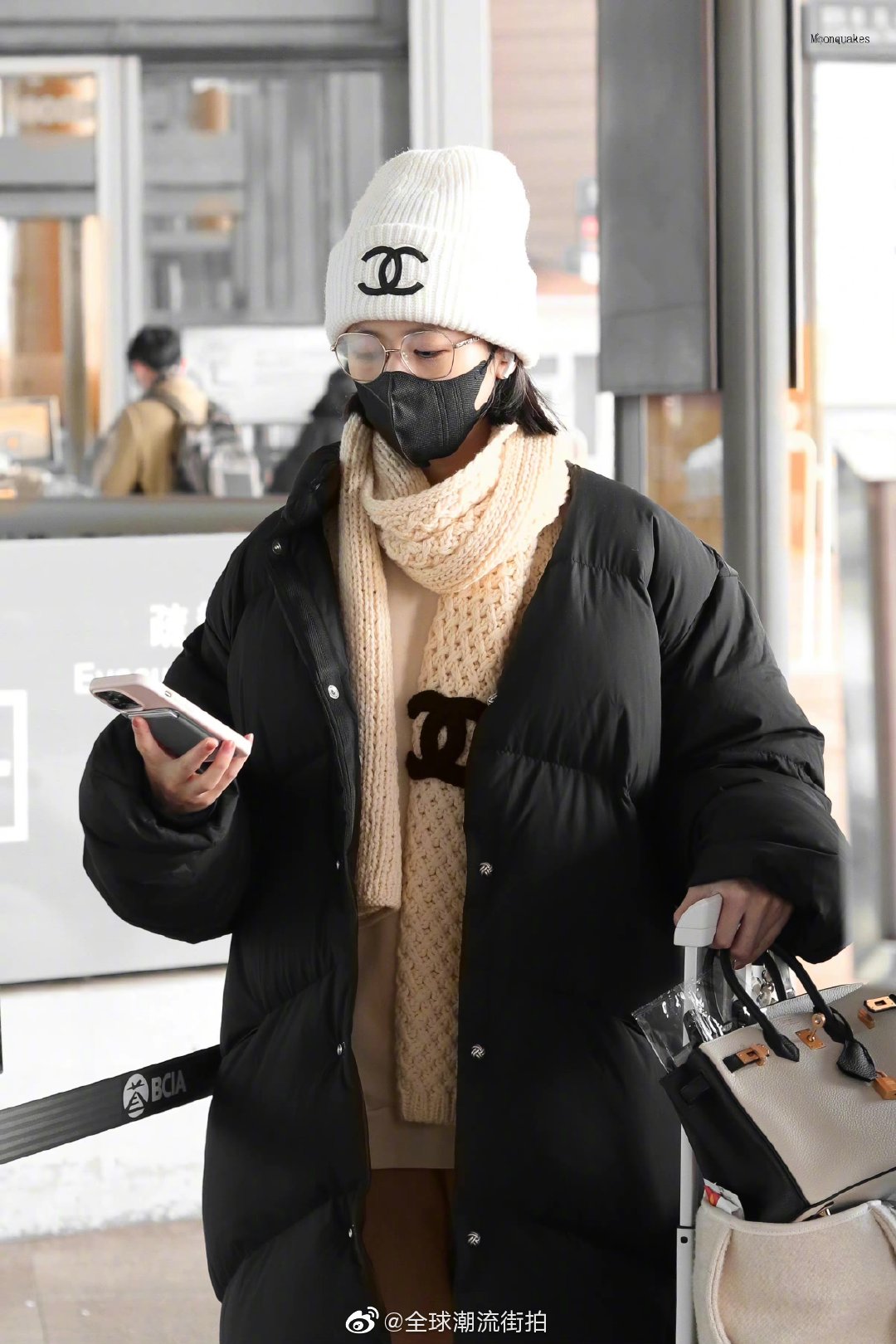 周雨彤最新机场私服更新黑色羽绒服搭配卡其色休闲裤