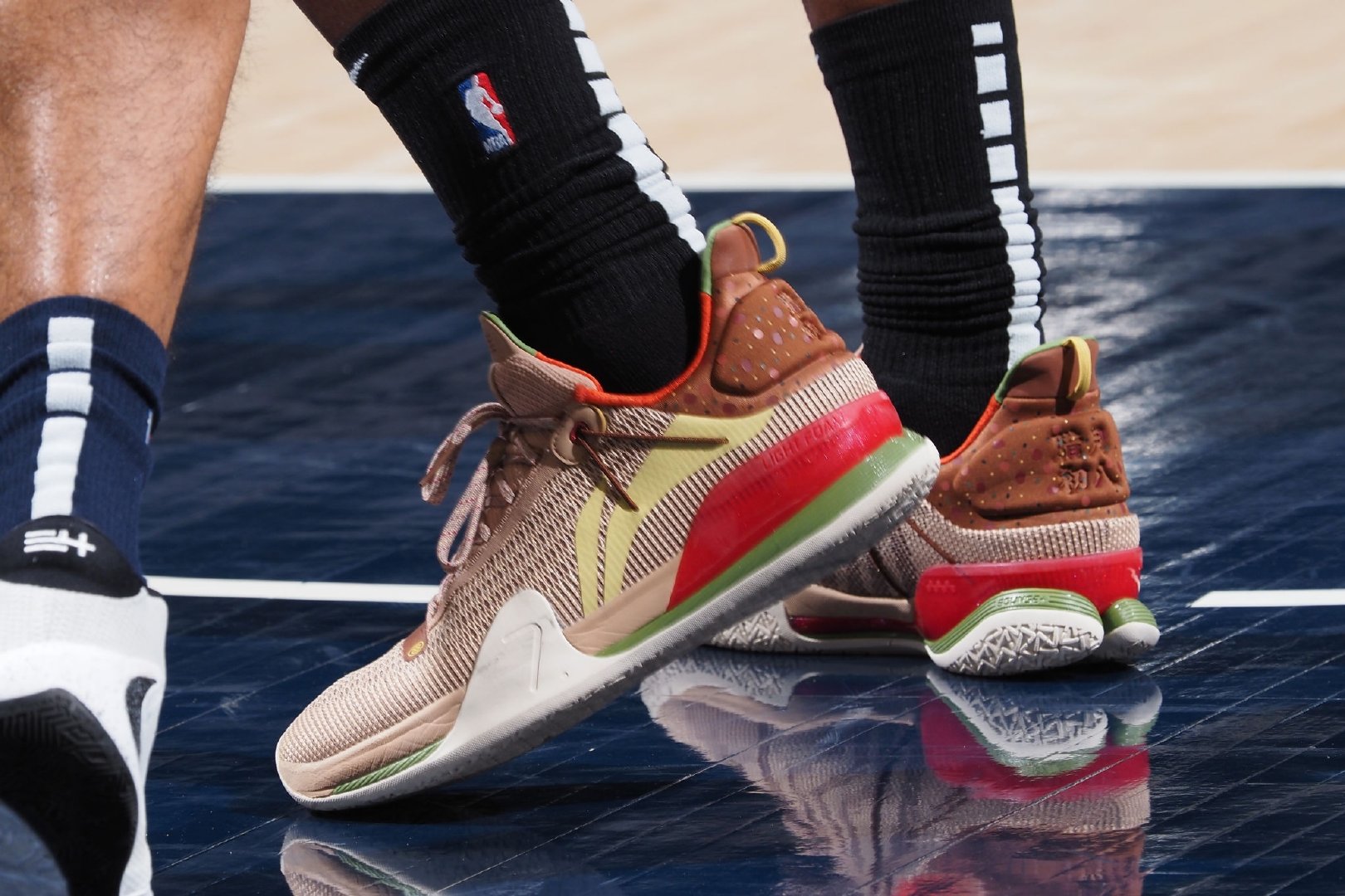 jimmy butler 今天在比赛中没有再继续穿驭帅14 的低帮pe配色