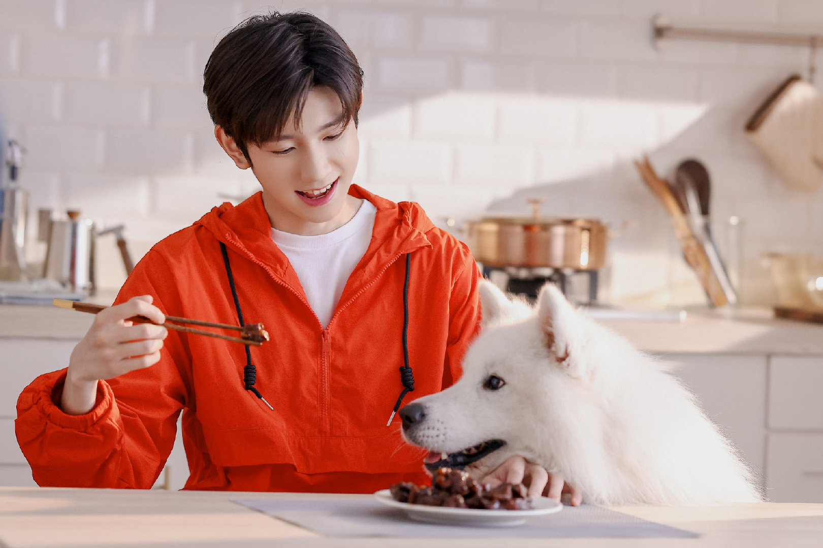 王源最新写真花絮照～ 红红火火 笑容超甜的源源