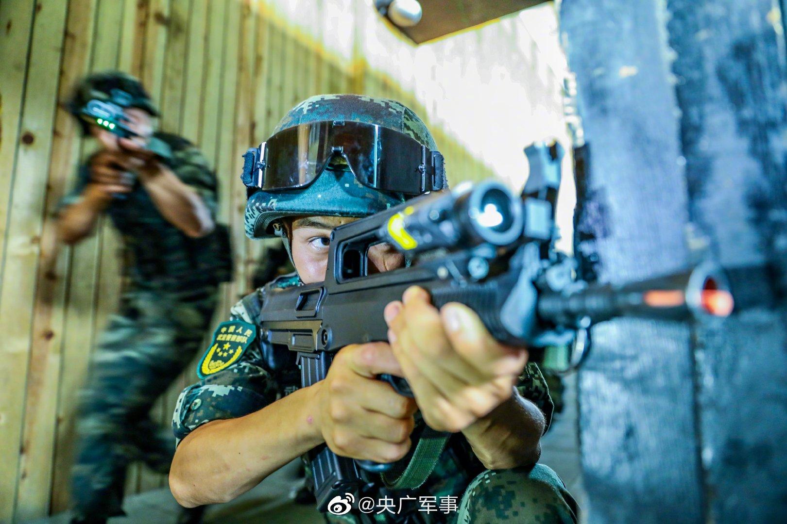 城市反恐高清大图看武警特战队员楼房反劫持演练