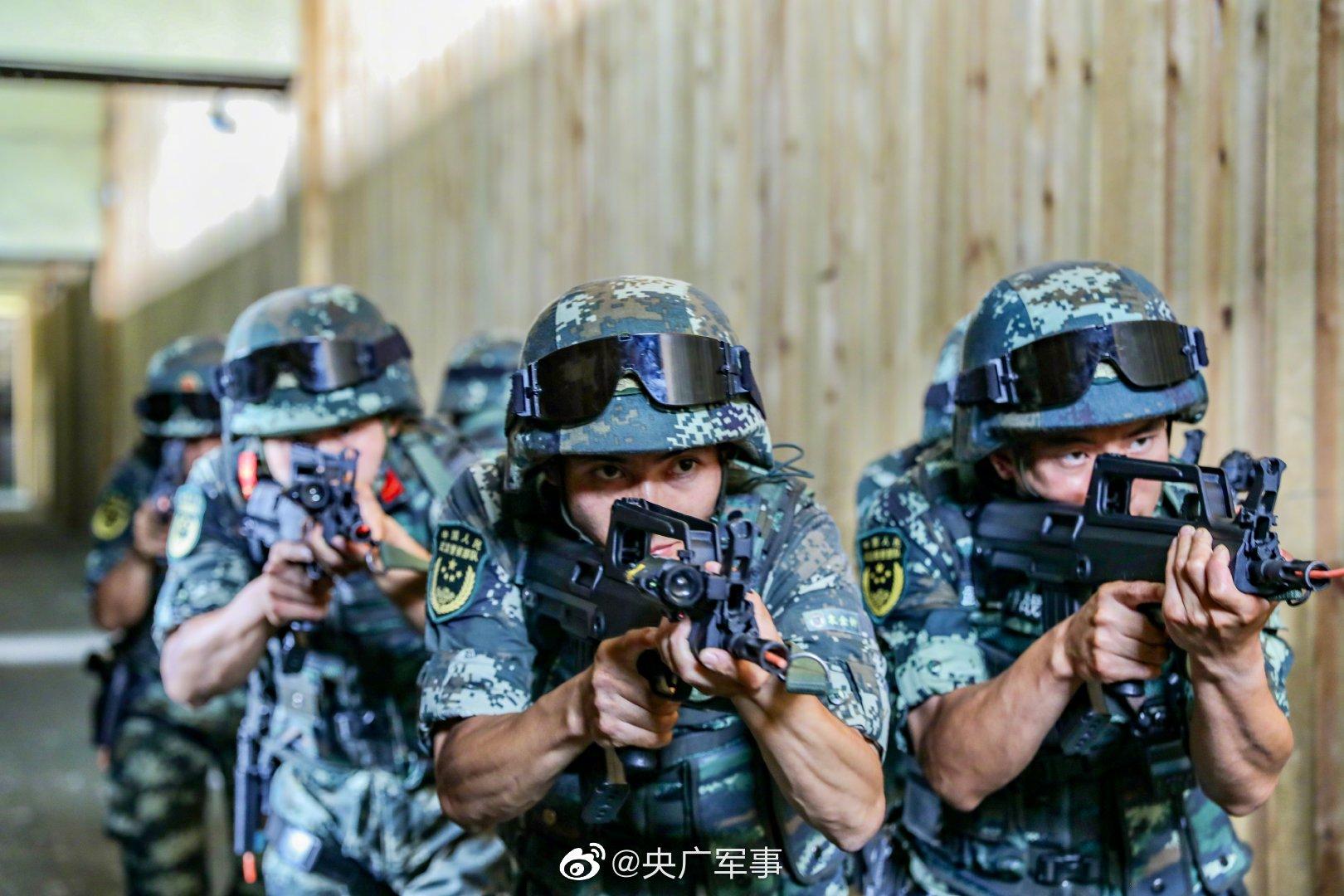 6/ 9 近日,武警天津总队某支队组织特战队员开展了一场楼房反劫持演练