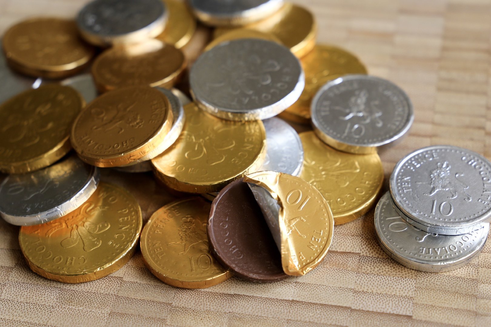 这质量！东京奥运蹦床冠军朱雪莹的金牌被抠秃噜皮了……休闲区蓝鸢梦想 - Www.slyday.coM