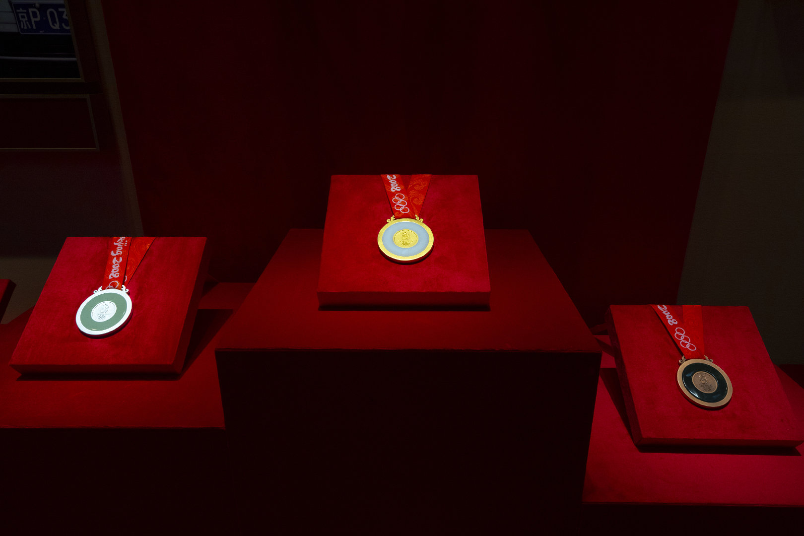 这质量！东京奥运蹦床冠军朱雪莹的金牌被抠秃噜皮了……休闲区蓝鸢梦想 - Www.slyday.coM