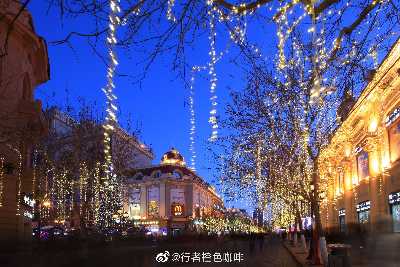 夜游中央大街,你会发现,即便在冬季……
