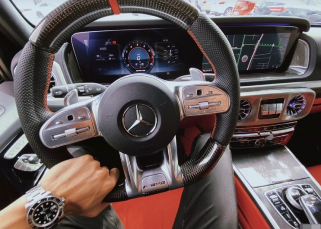 小伙花203万买奔驰g350d加碳纤和amg套件单手驾车非常潇洒