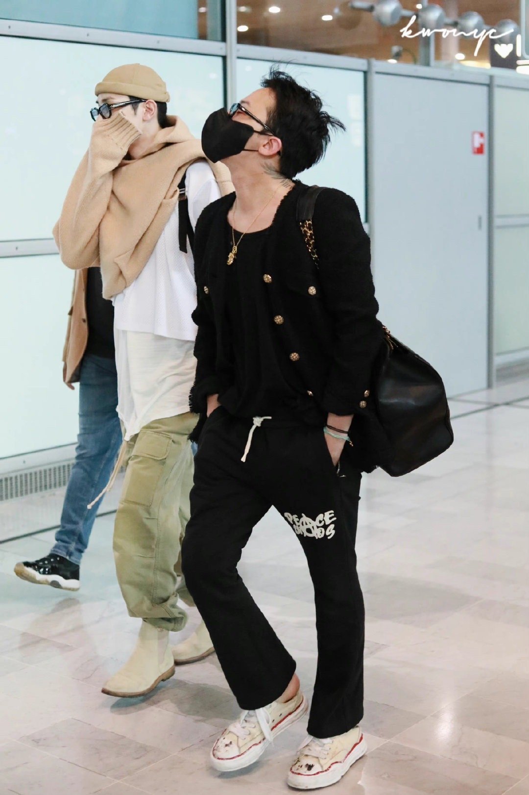 权志龙今日机场出发图释出 黑色系穿搭搭配墨镜酷帅满分!