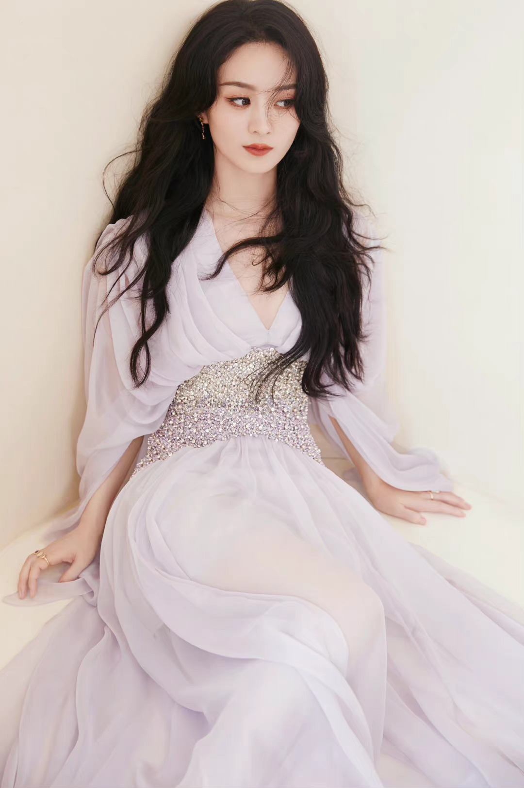 赵丽颖最新一组时尚大片,卷发搭配深v紫色纱裙太优雅啦……__财经头条