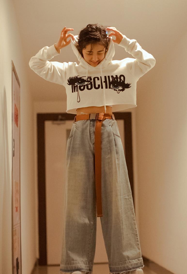 张子枫新造型，露肩衬衫配吊带裙清新甜美，却被溜肩身材拖了后腿休闲区蓝鸢梦想 - Www.slyday.coM