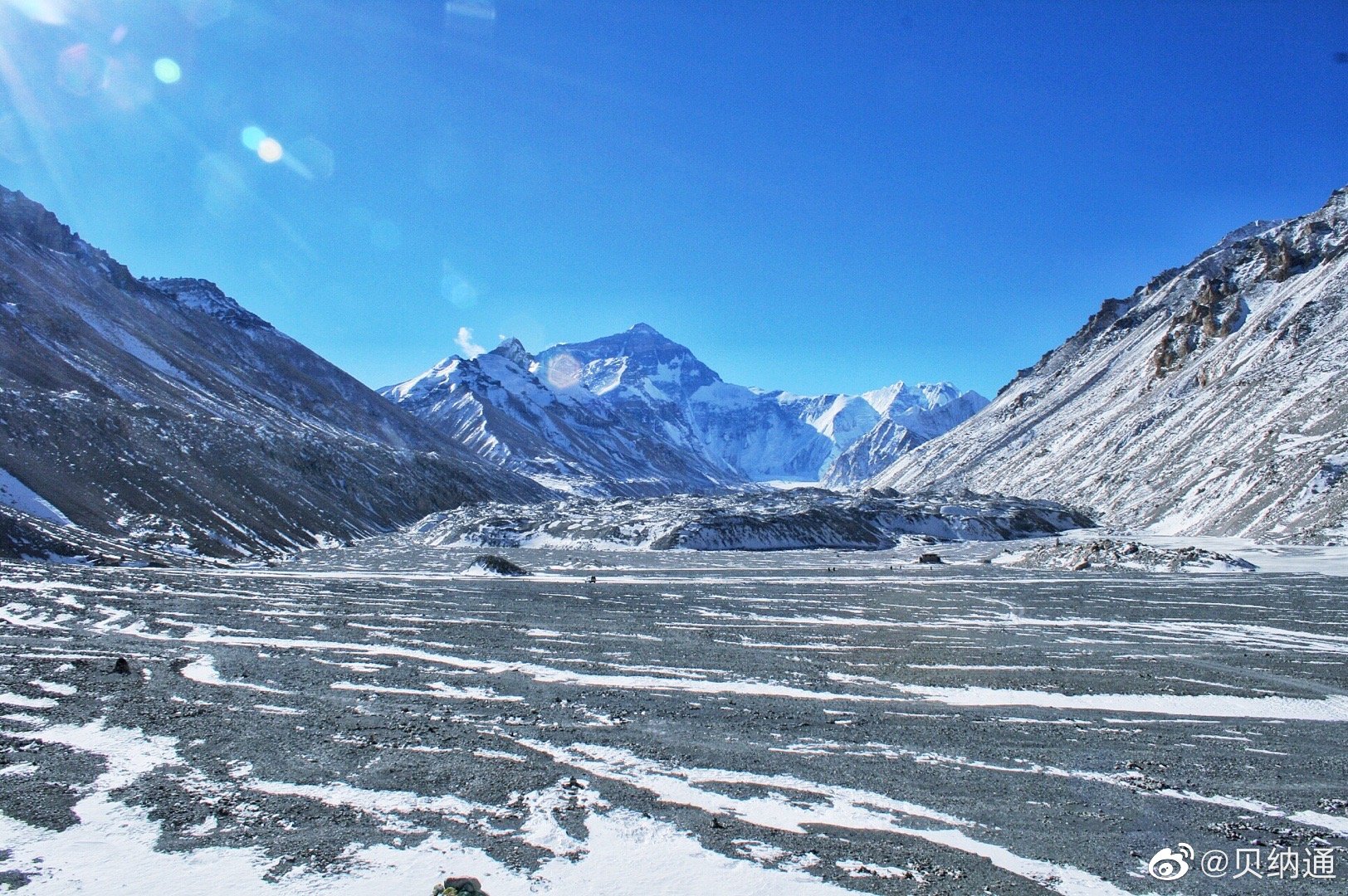 想起十多年前在珠峰大本营看日出的情景.那是一个清凉安静的早晨