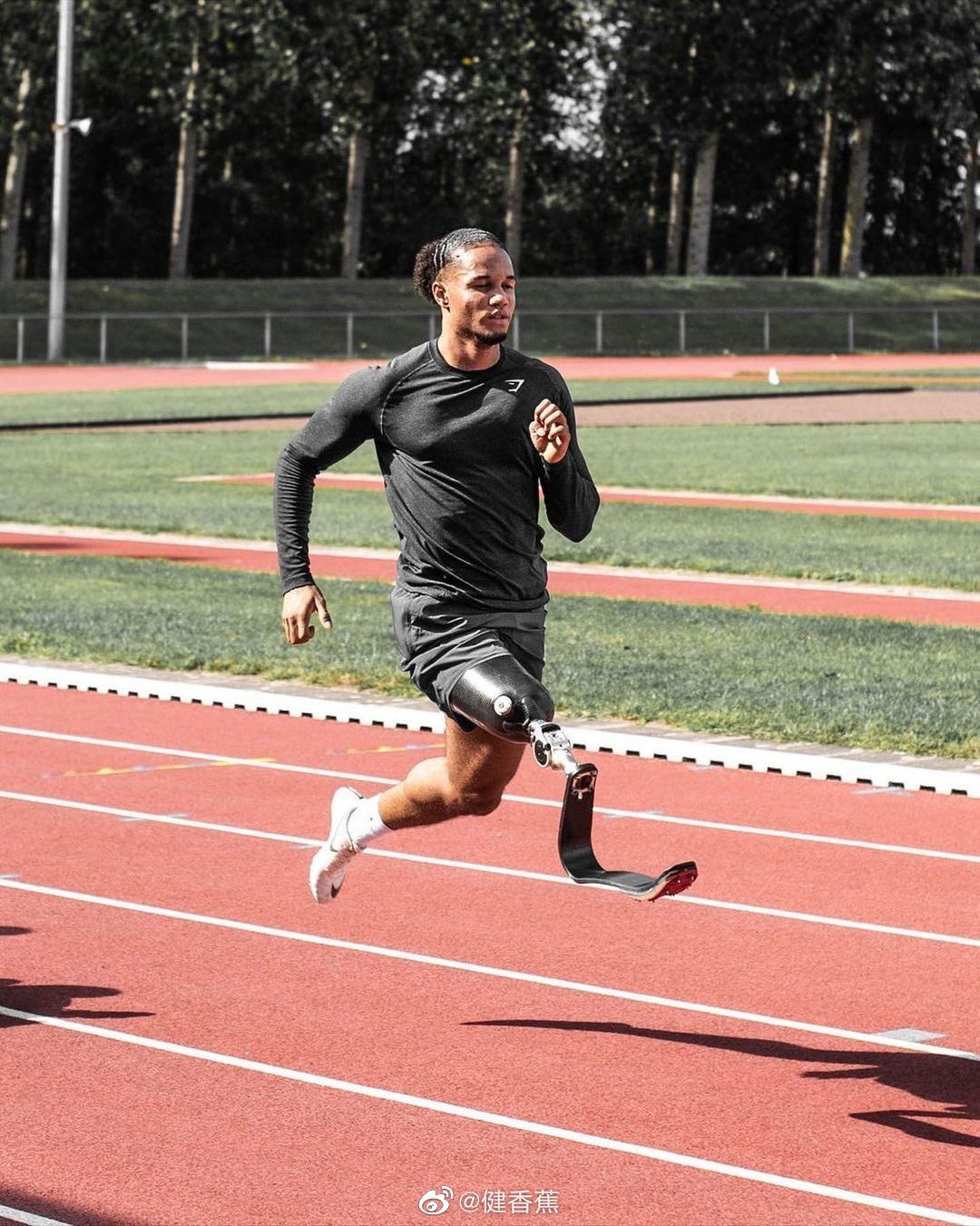 独腿运动员noah mbuyamba在ig主页的介绍是:我的左腿现在是假的(fake)