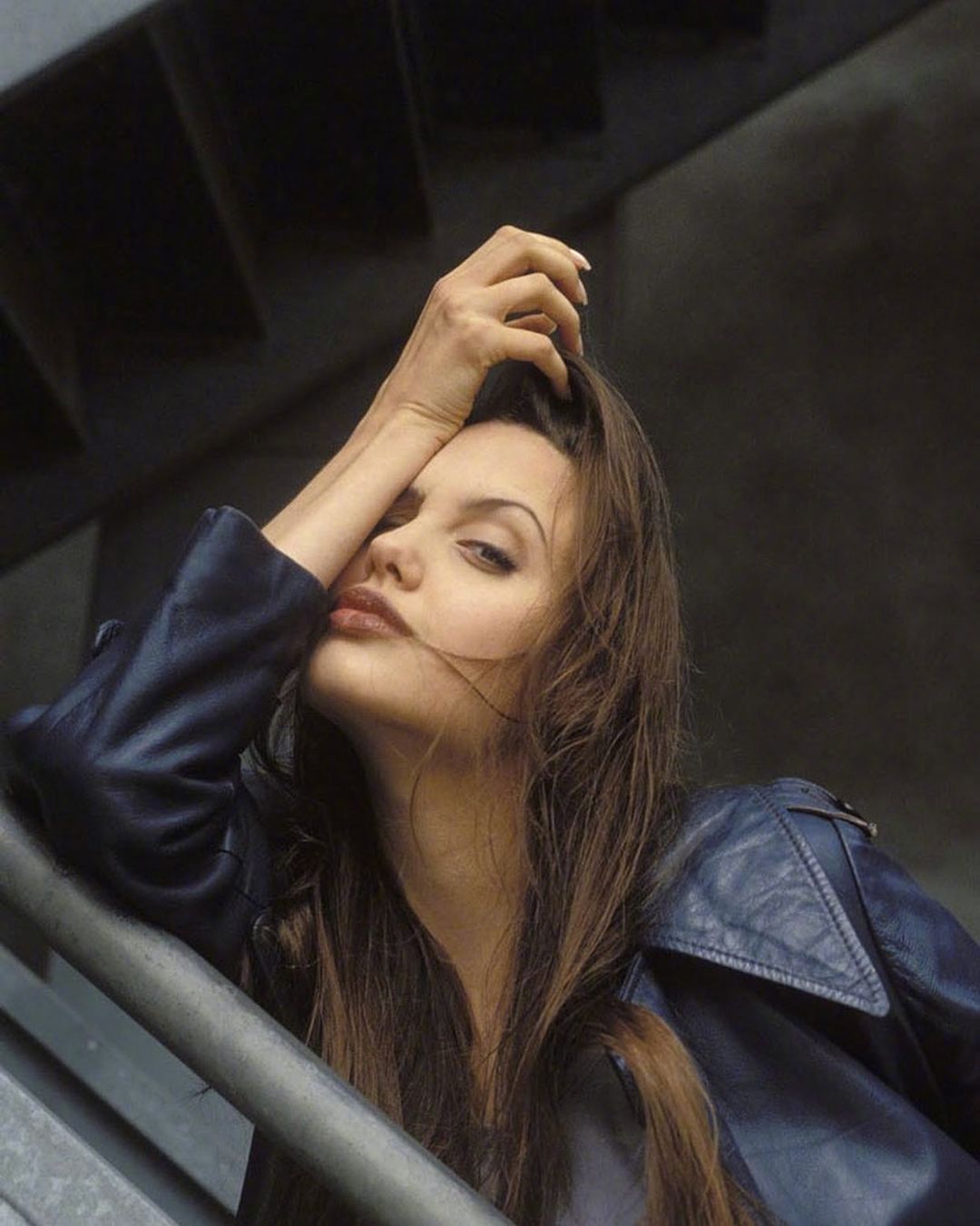 19岁的安吉丽娜朱莉,摄影师michael bourquard 1994年掌镜拍摄