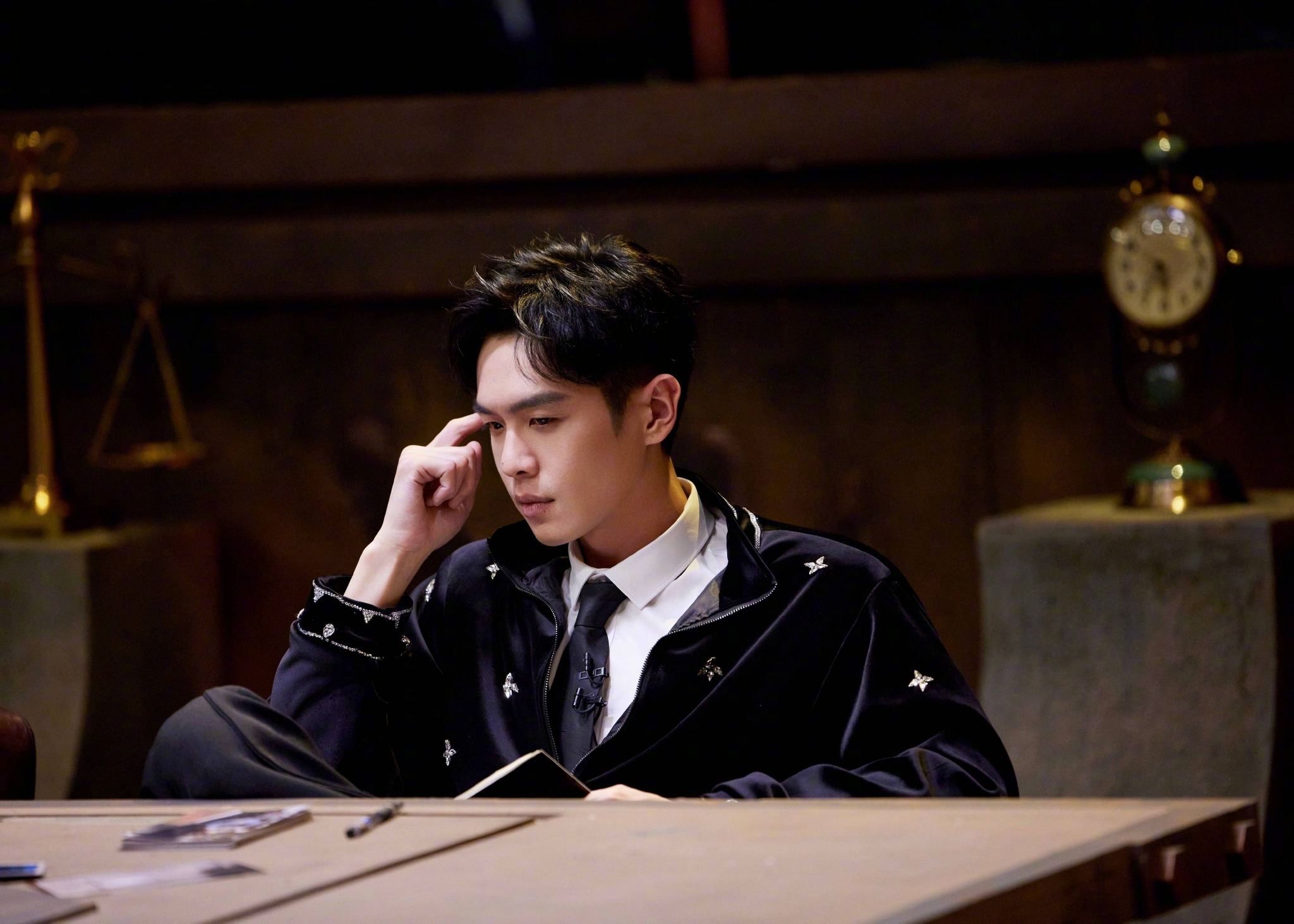 张若昀大侦探造型大片,丝绒外套好有质感!_高清图集_新浪网