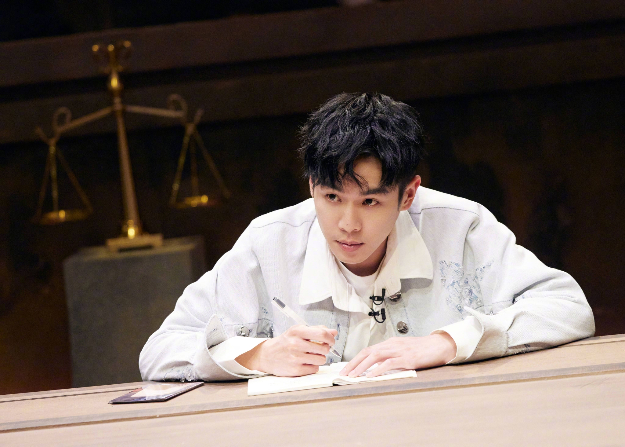 张若昀大侦探新剧照96 白色牛仔外套77涂鸦衬衫……_高清图集