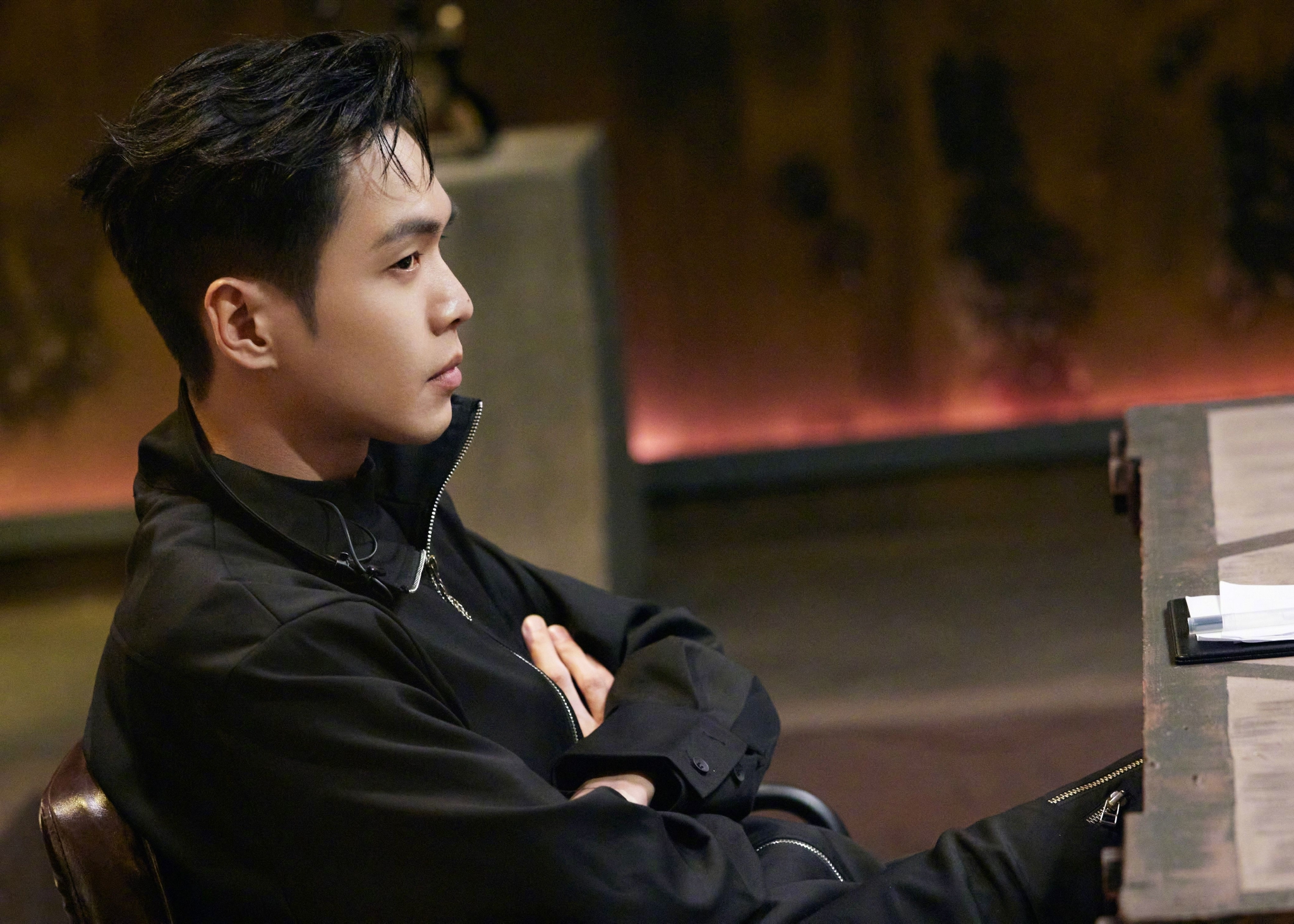 张若昀大侦探又有新造型啦戴眼镜的张若昀怎么看怎么帅