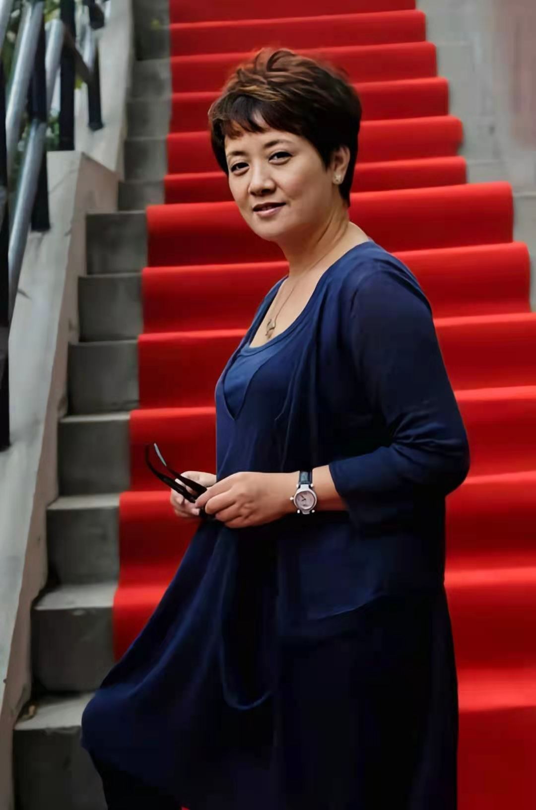 63岁邓婕老而优雅,穿宽松衫搭打底裤走红毯,素颜状态差点没认出|邓婕