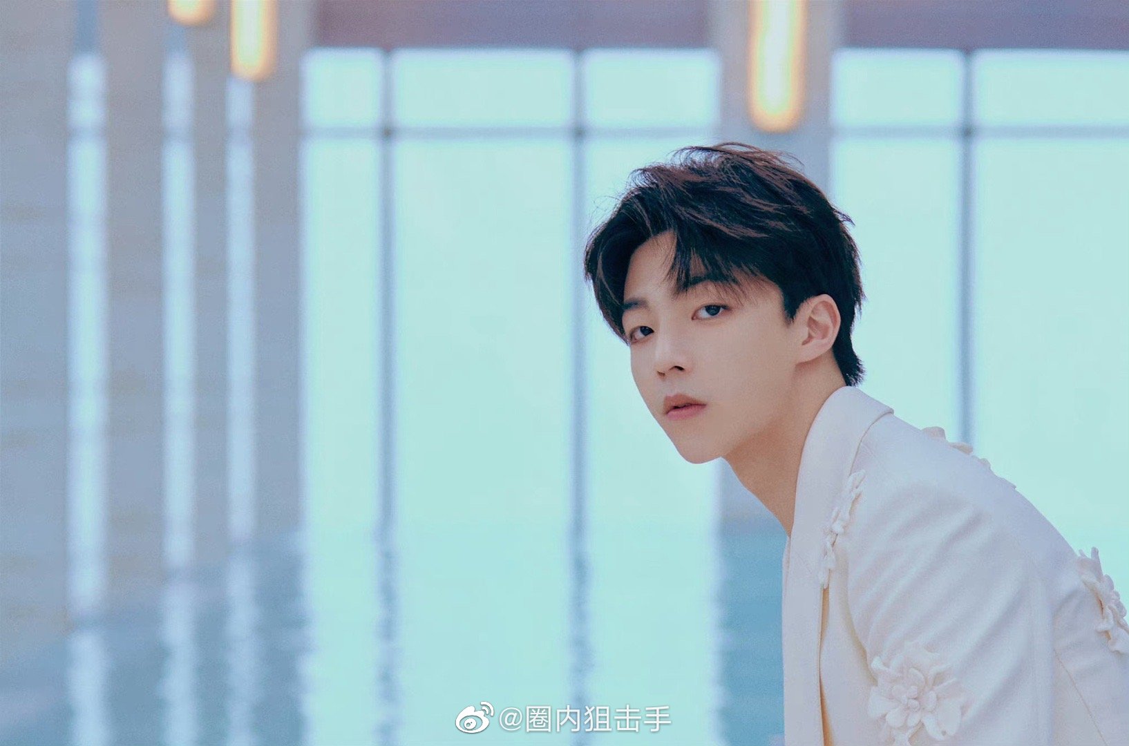 陈立农白色花朵西装干净帅气,温柔贵公子即视感,清爽帅气