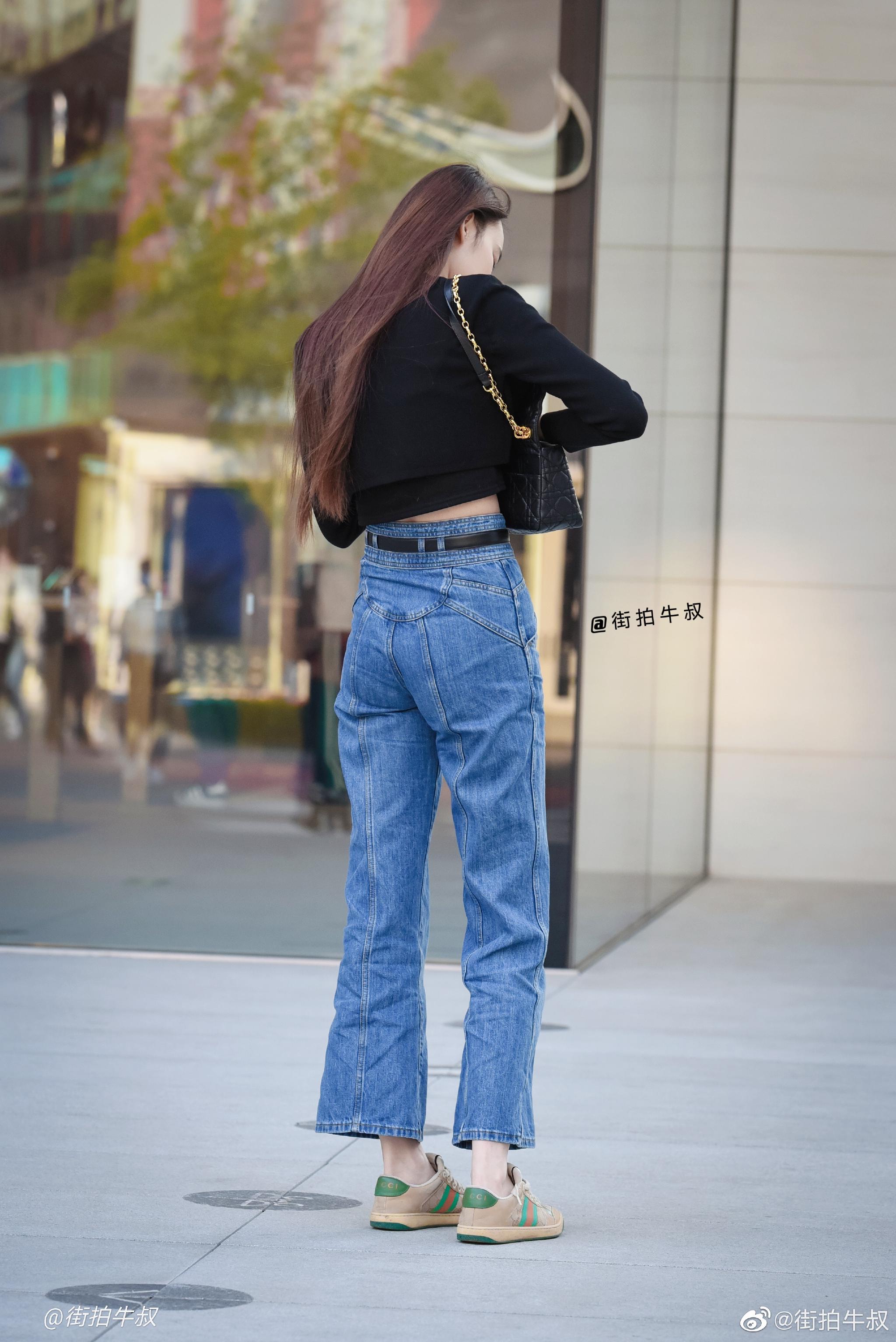 身材高挑的美少女穿着漂亮的喇叭牛仔裤出街