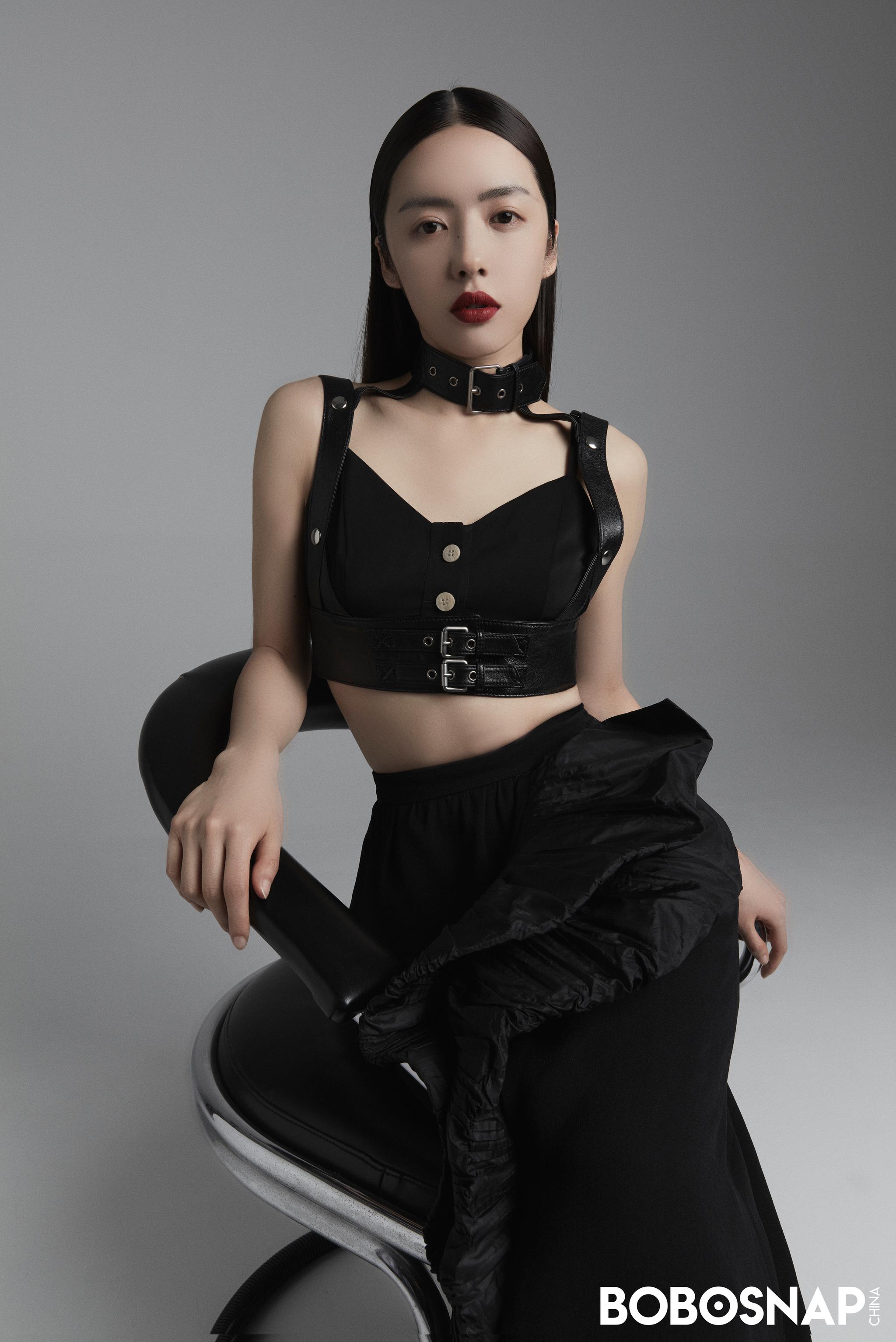 ashlyn新媒体编辑:li jingwen艺人统筹:april@qun_young设计:王若菲