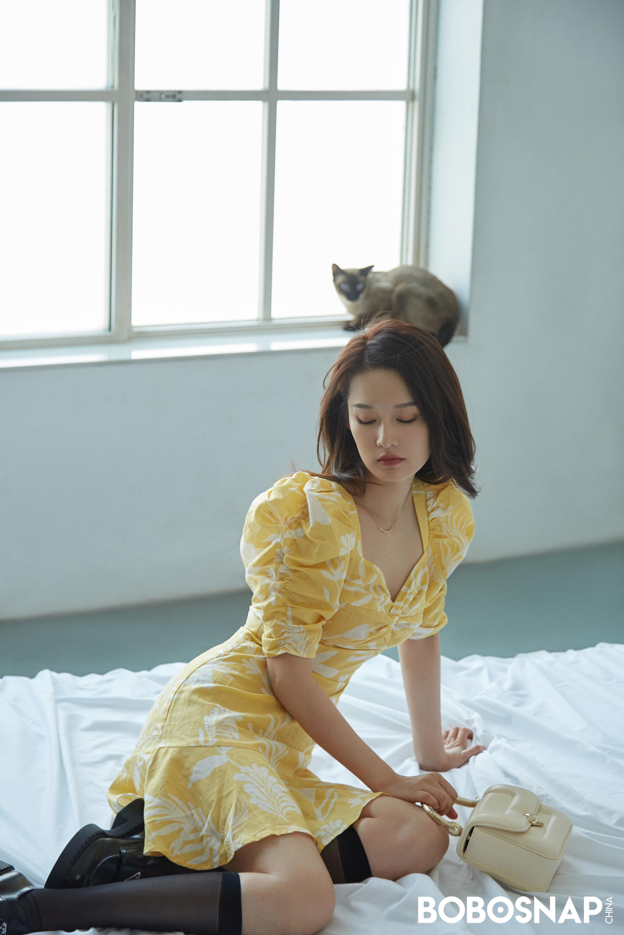 从夏日裙装到秋冬大衣李沁的清雅气质依旧不变