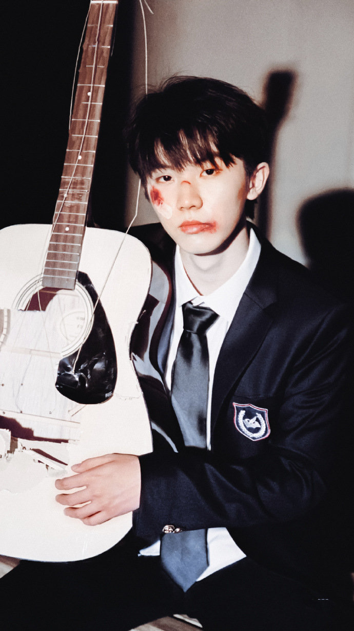 马嘉祺战损妆眼神好绝青春疼痛感拉满一整个心疼到了