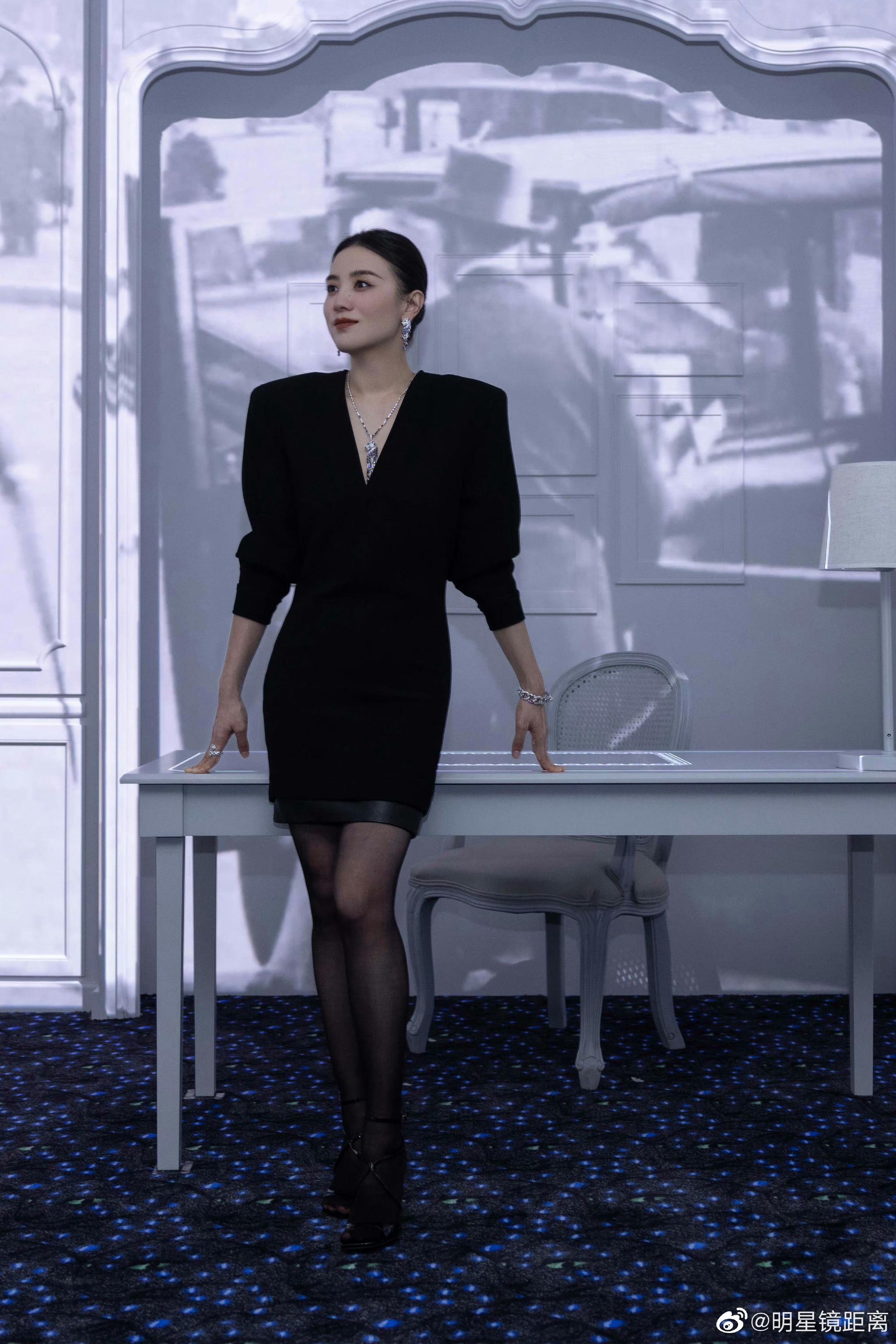 宋佳卡地亚活动现场黑丝高跟