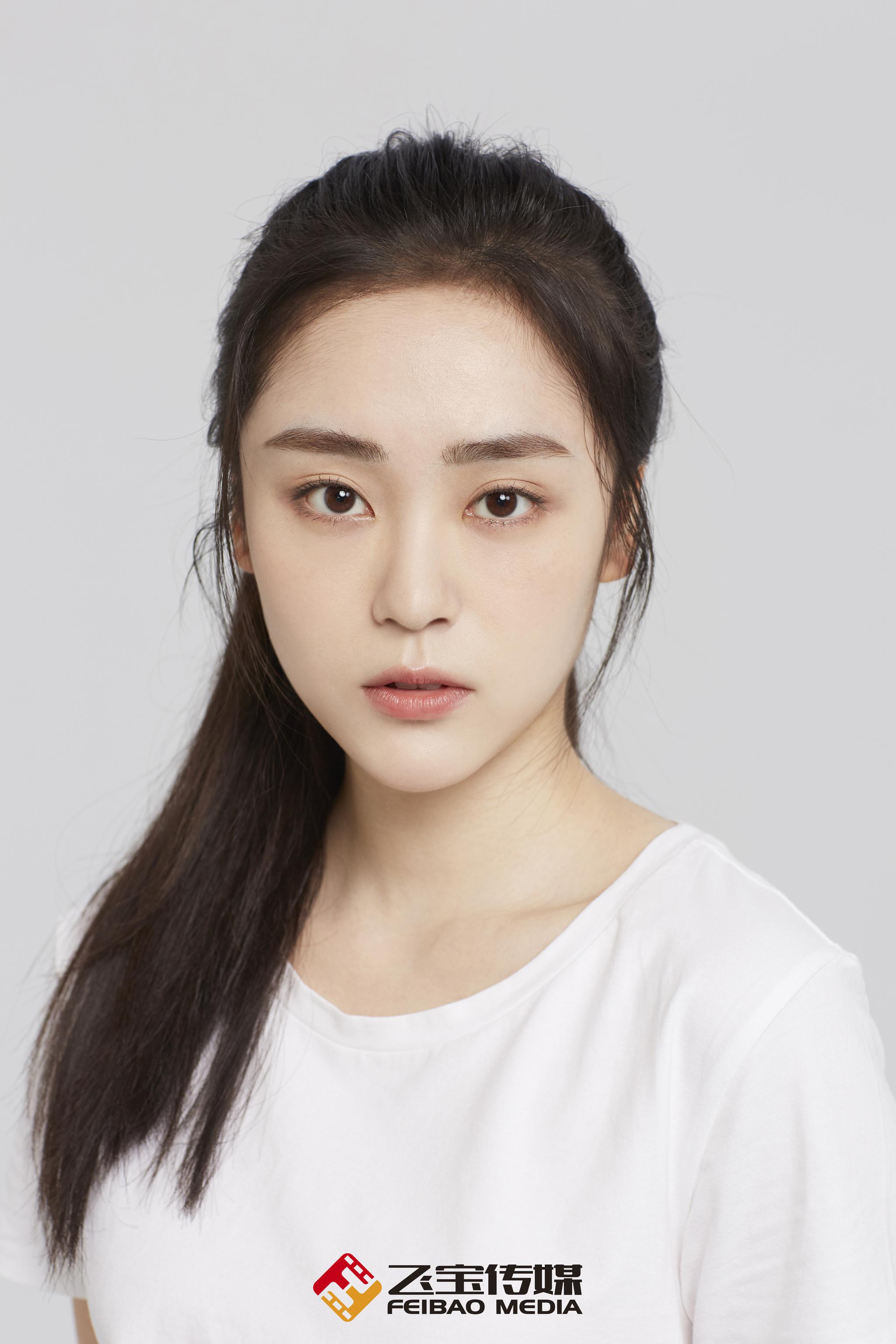 新人演员@万晓晓 纯白初印象:她是简单恬静的女孩