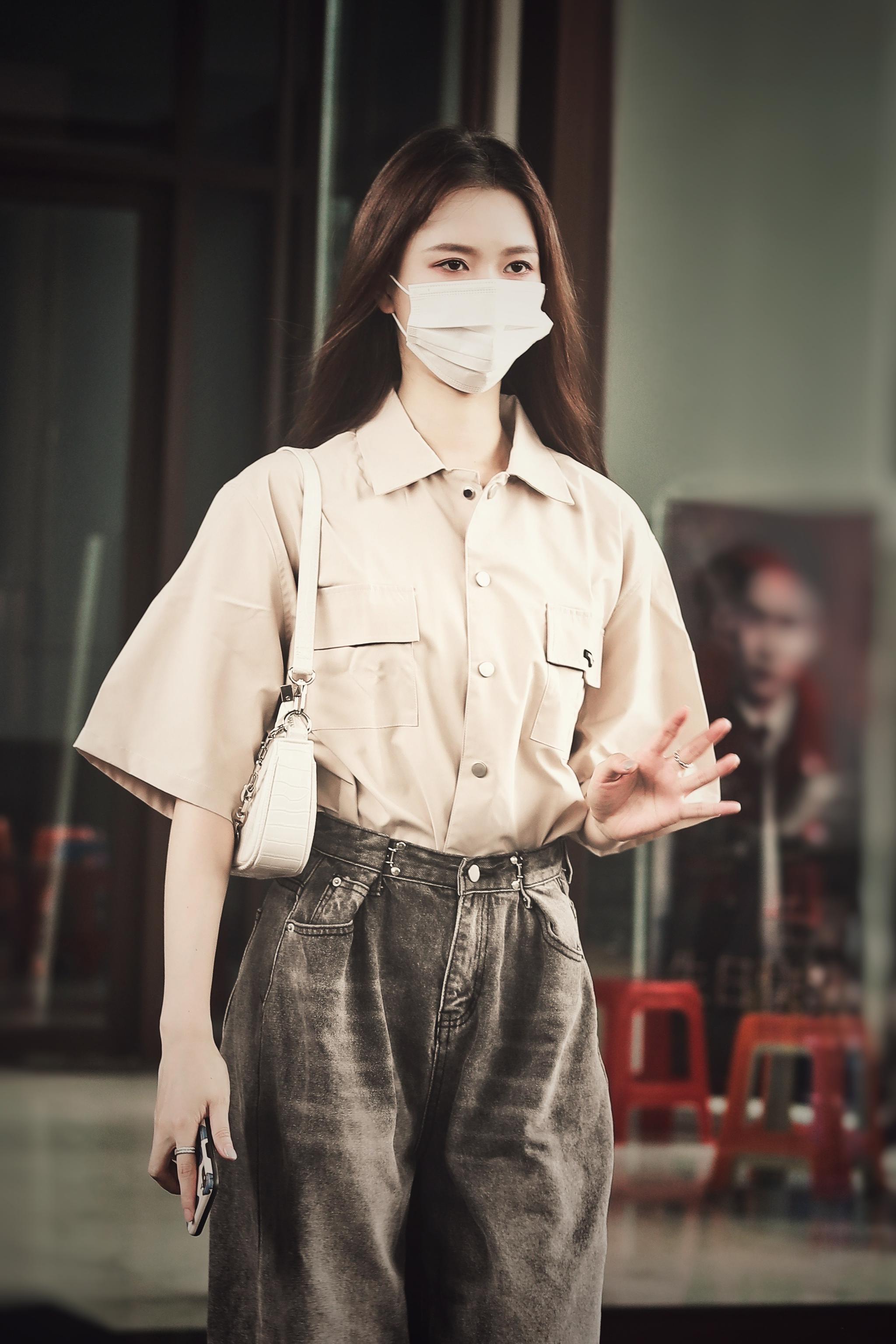 今日上班的吴哲晗大帅哥!这一身又帅到我了!_高清图集_新浪网