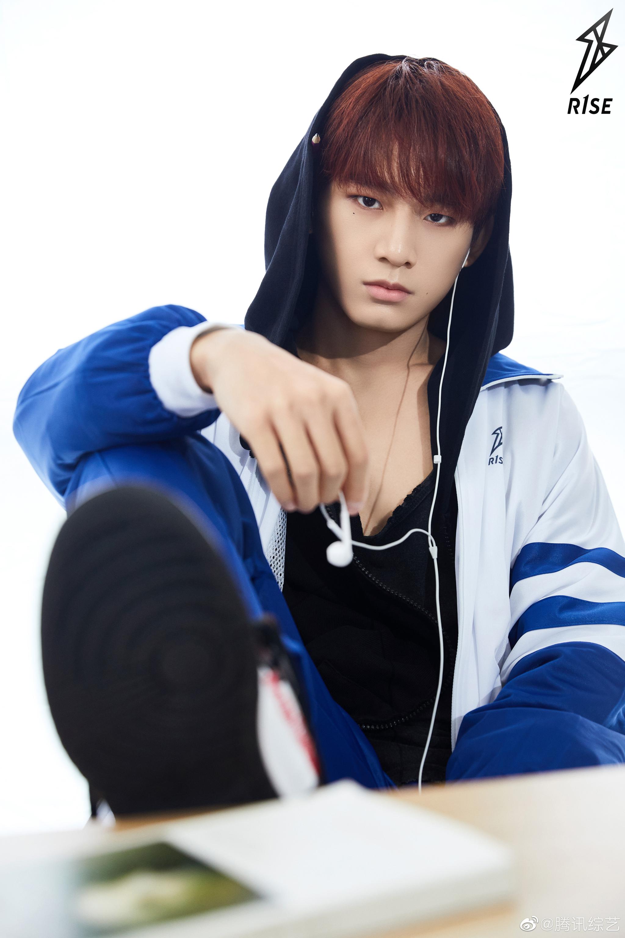 r1se官博 全员化身校园少年