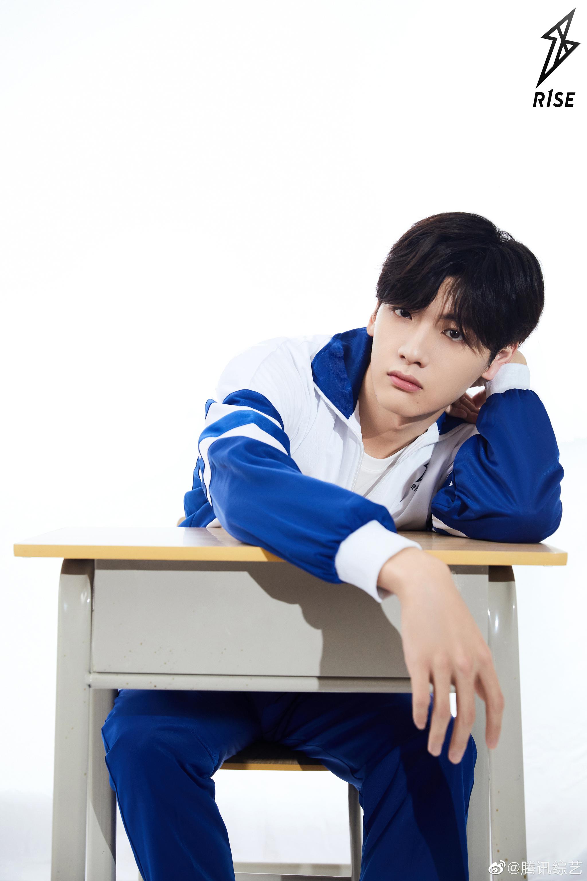 r1se官博 全员化身校园少年