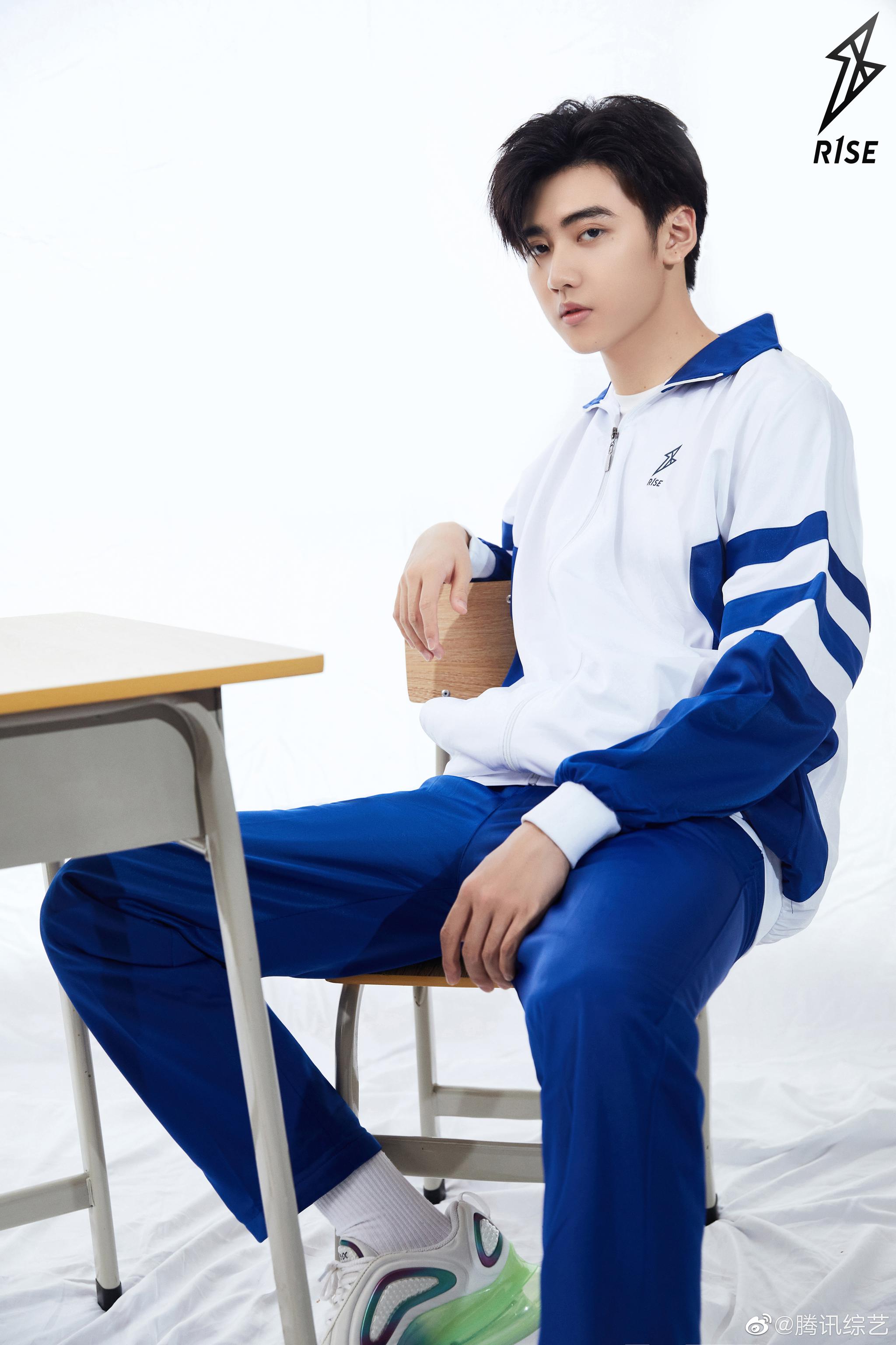r1se官博 全员化身校园少年