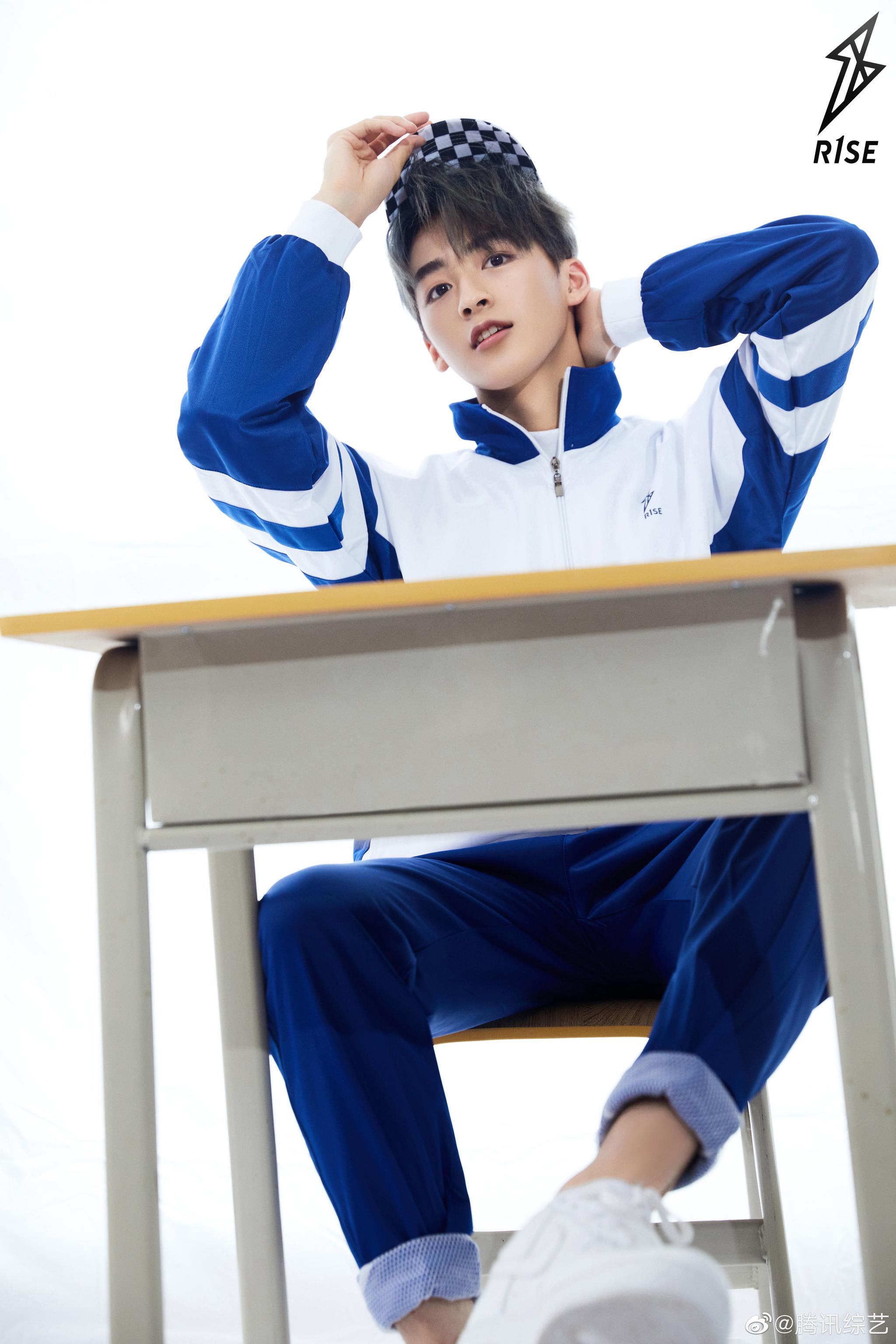 r1se官博 全员化身校园少年