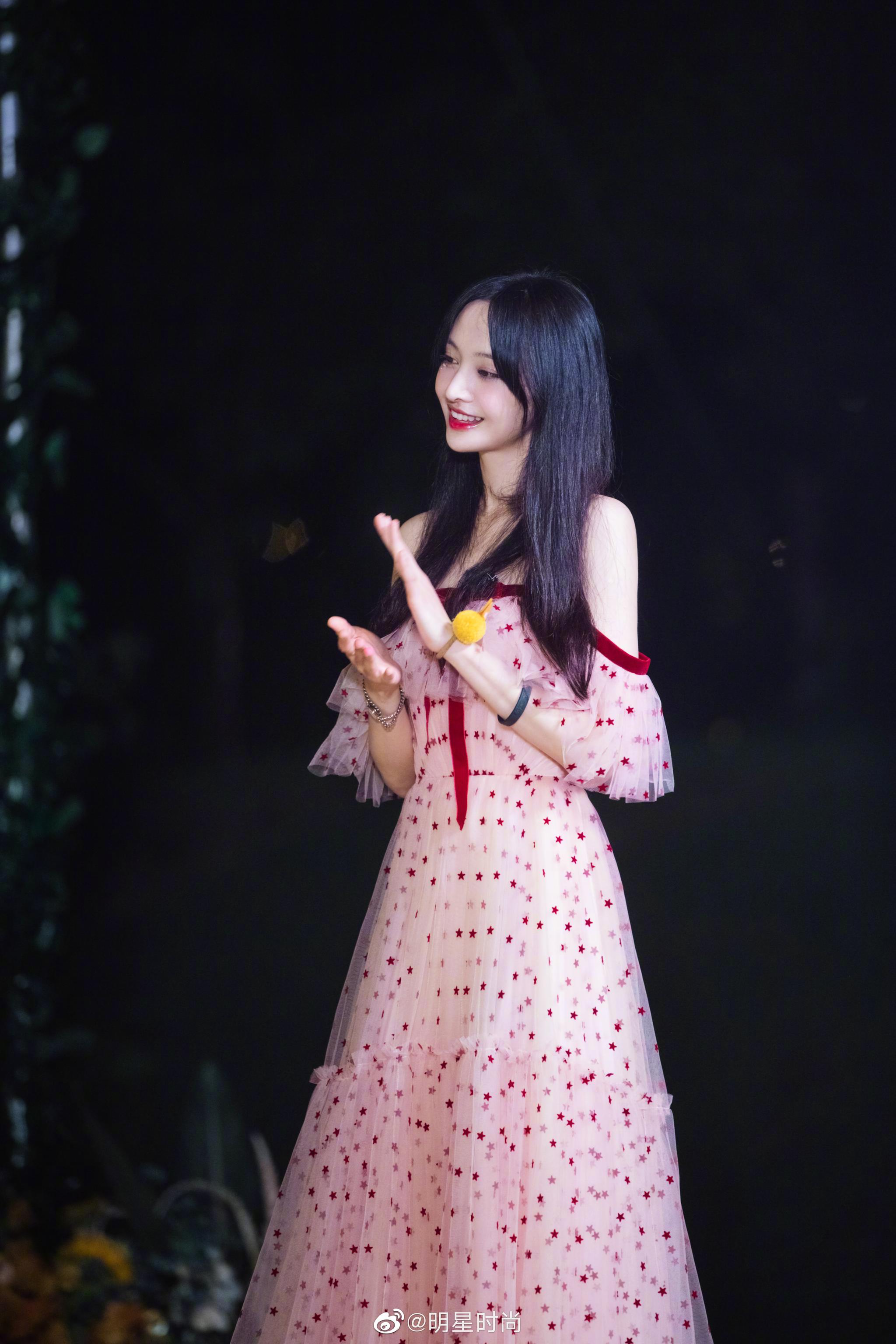 郑爽最新造型,她身穿粉色露肩星星纱裙,气质优雅又温柔