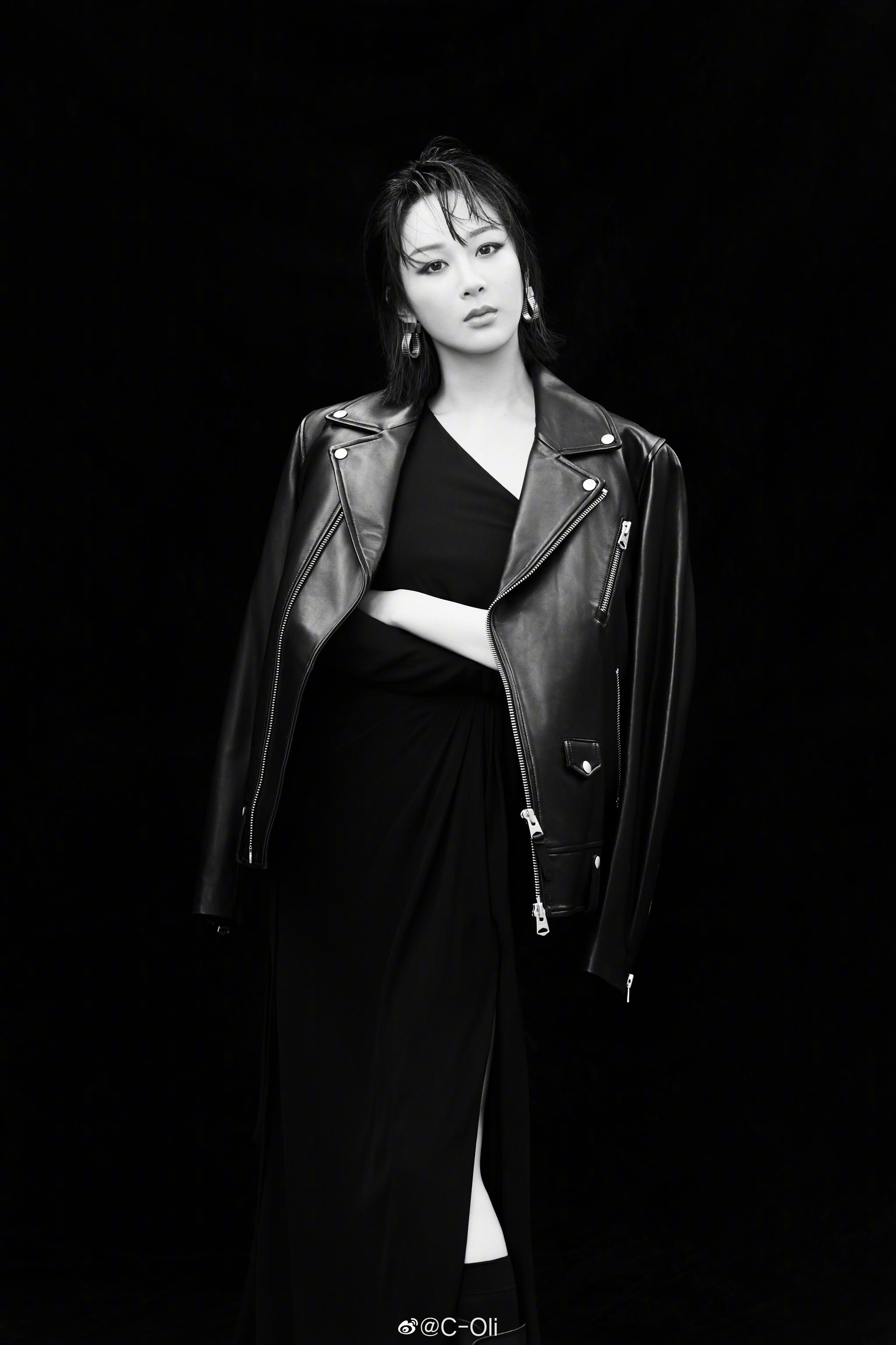 杨紫身着黑色机车皮夹克内搭开叉裙造型拍摄一组大片