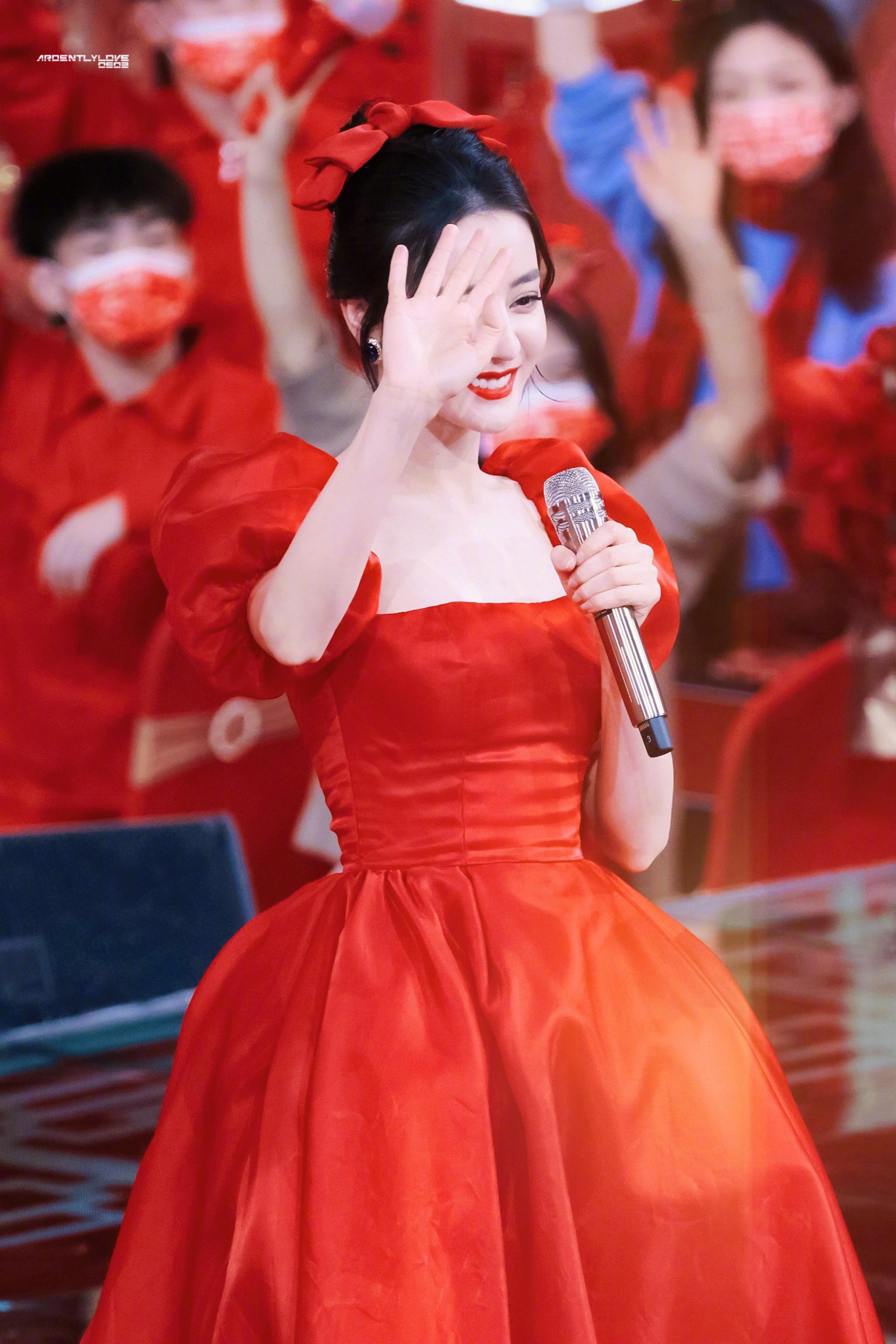 迪丽热巴这身红裙算得上新年最有年味儿的造型了吧
