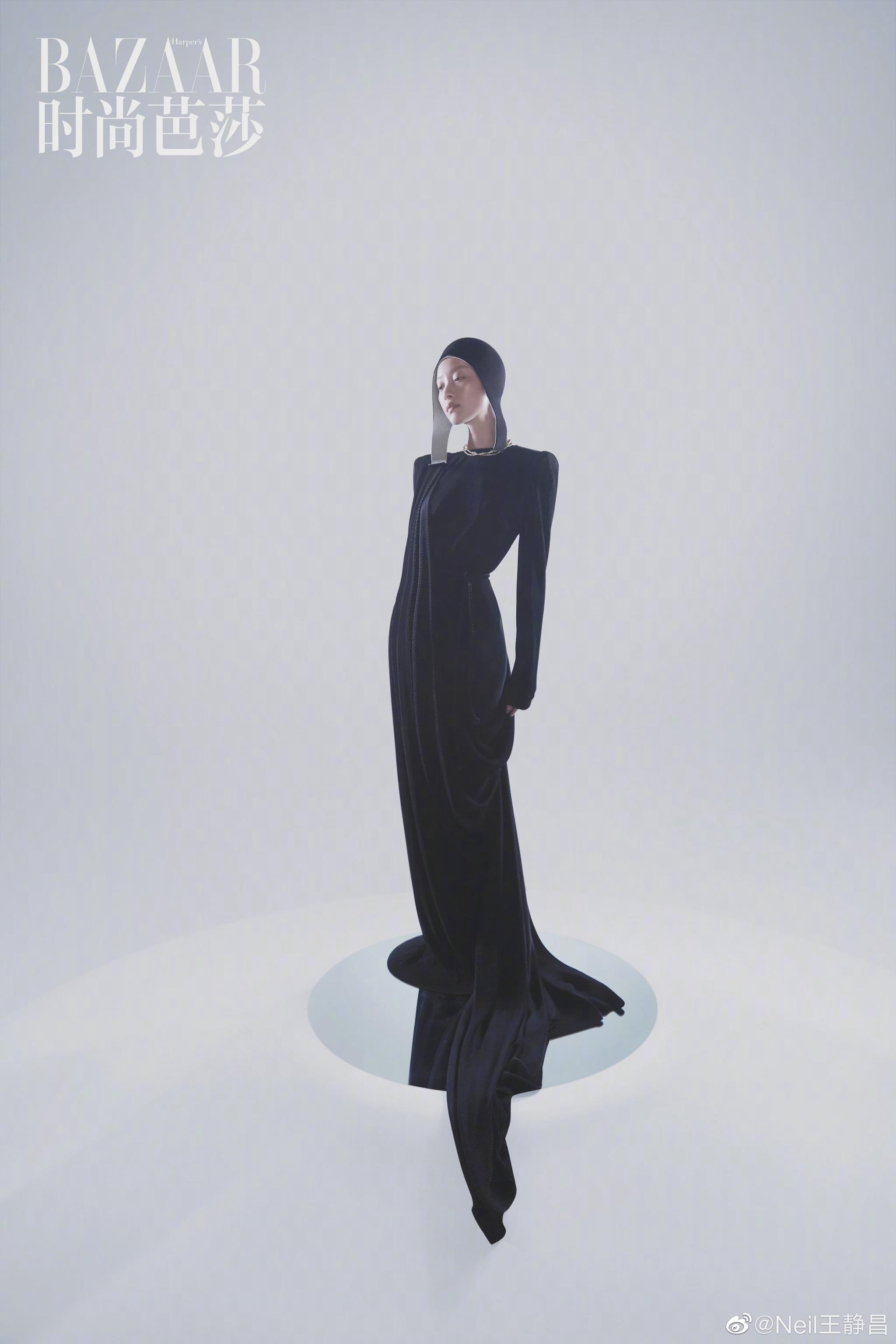 登上《时尚芭莎》四月刊封面