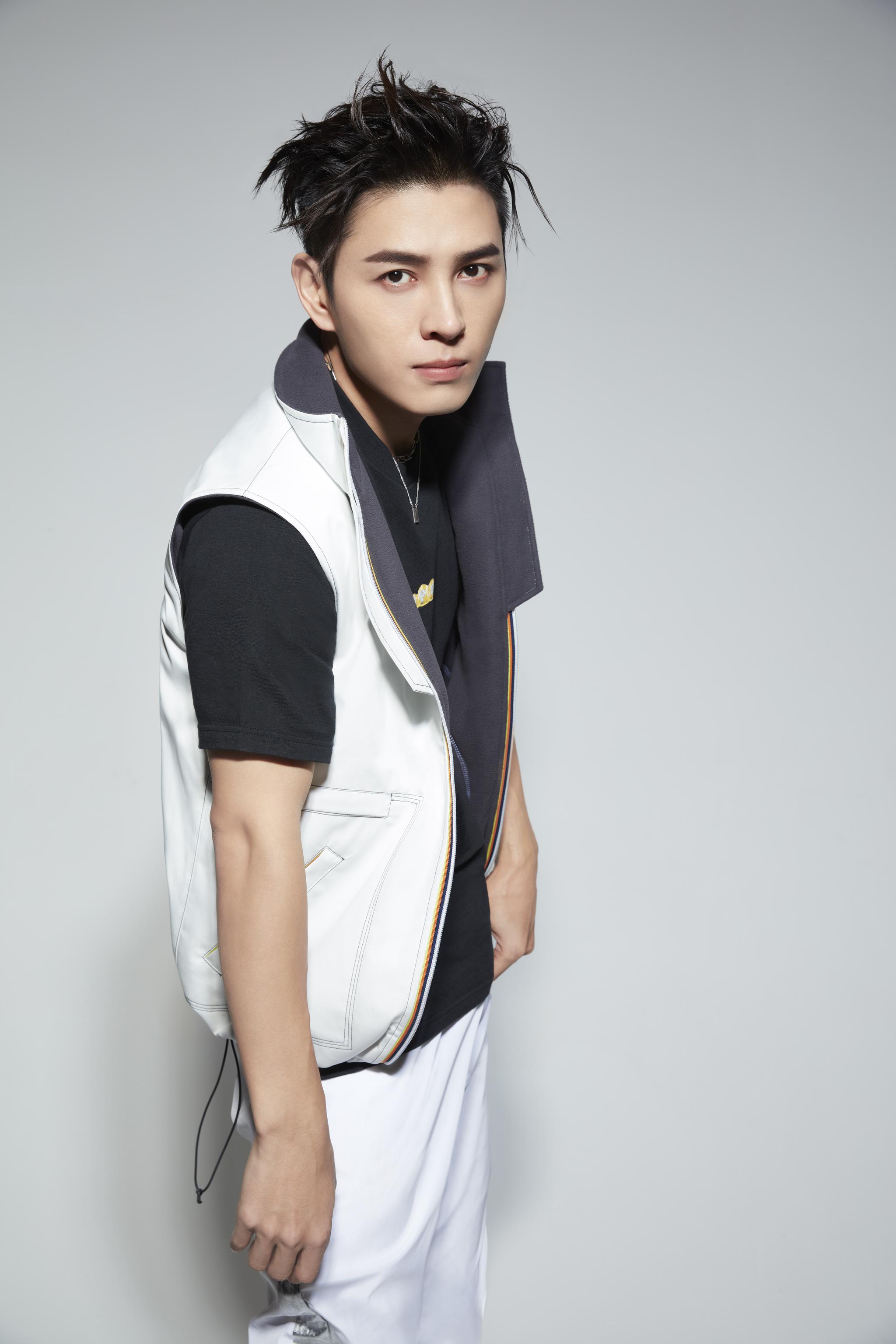 欢娱影视演员洪尧最新写真大片发布