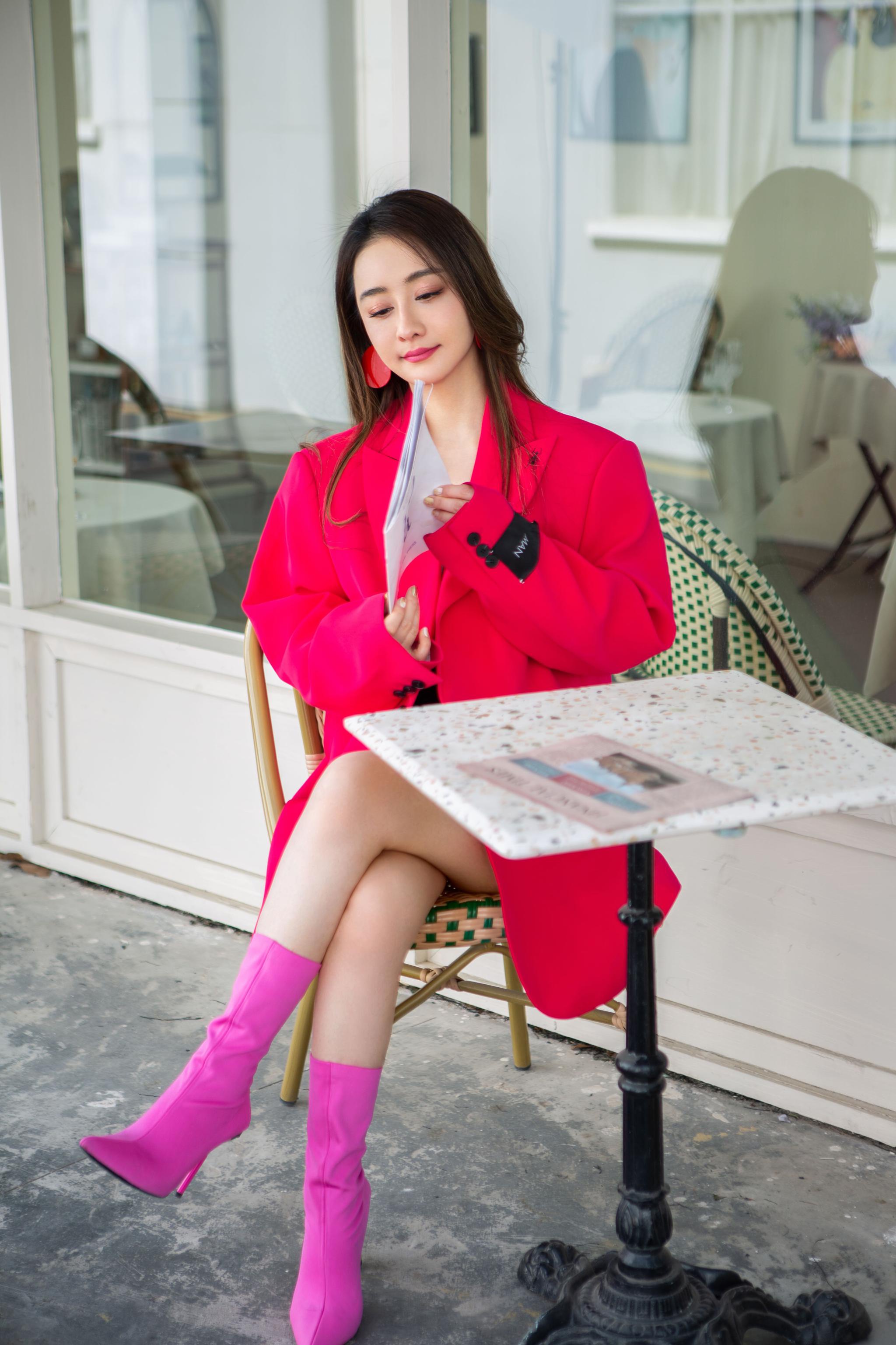 陈德容晒春日写真玫红色西装尽显鲜嫩少女感