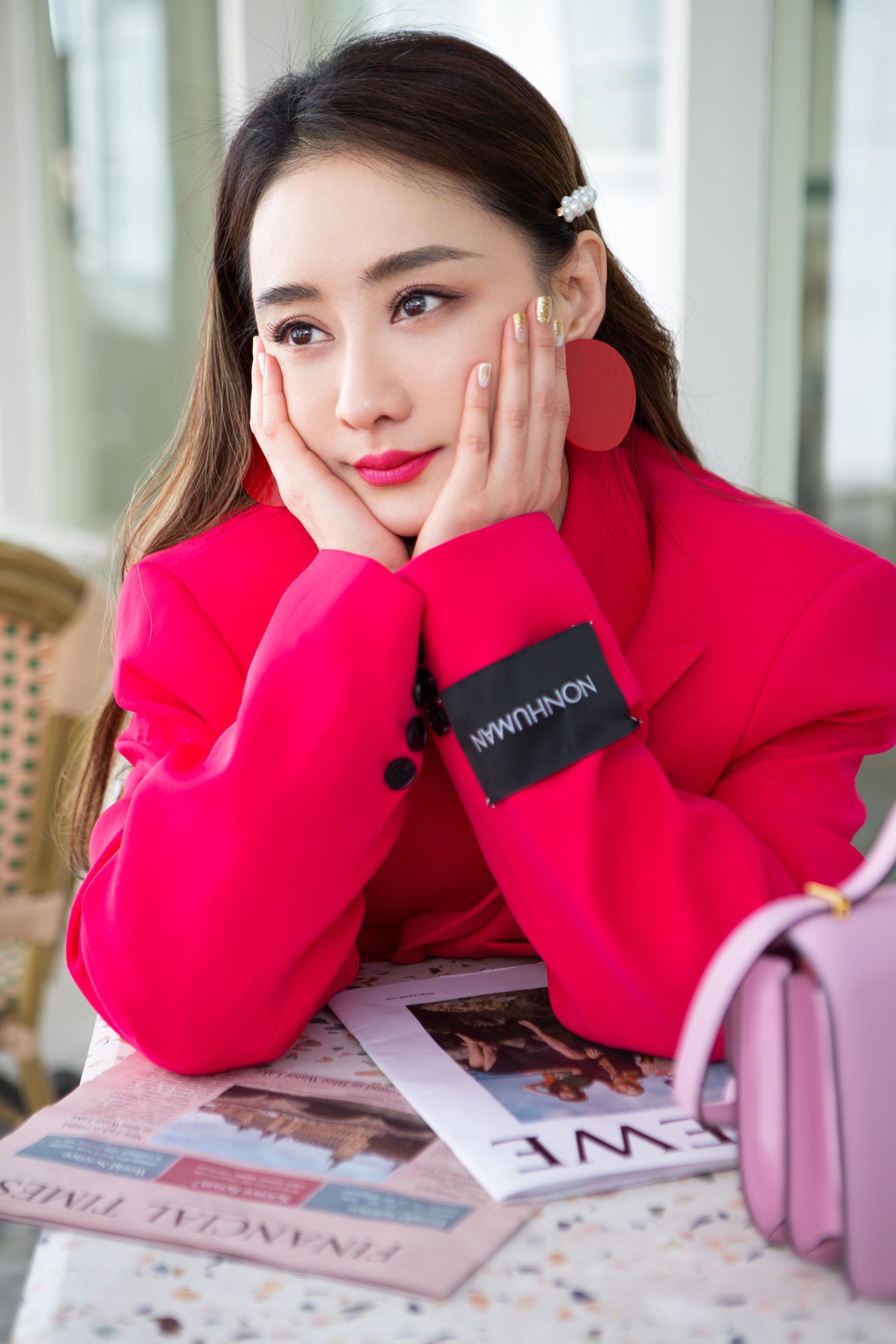 陈德容晒春日写真玫红色西装尽显鲜嫩少女感