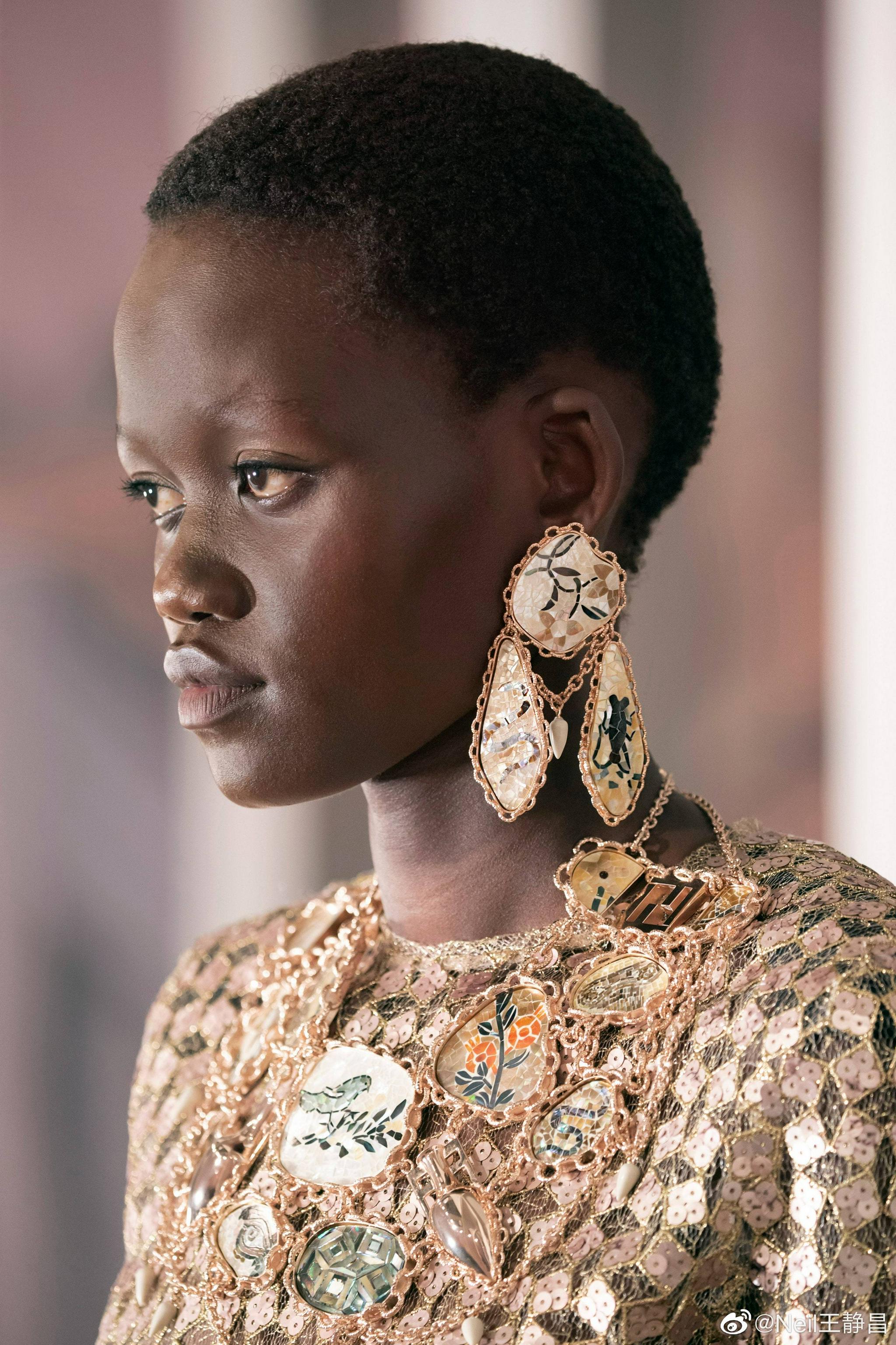 fendi 2021秋冬高定系列的耳环设计也是看点十足!