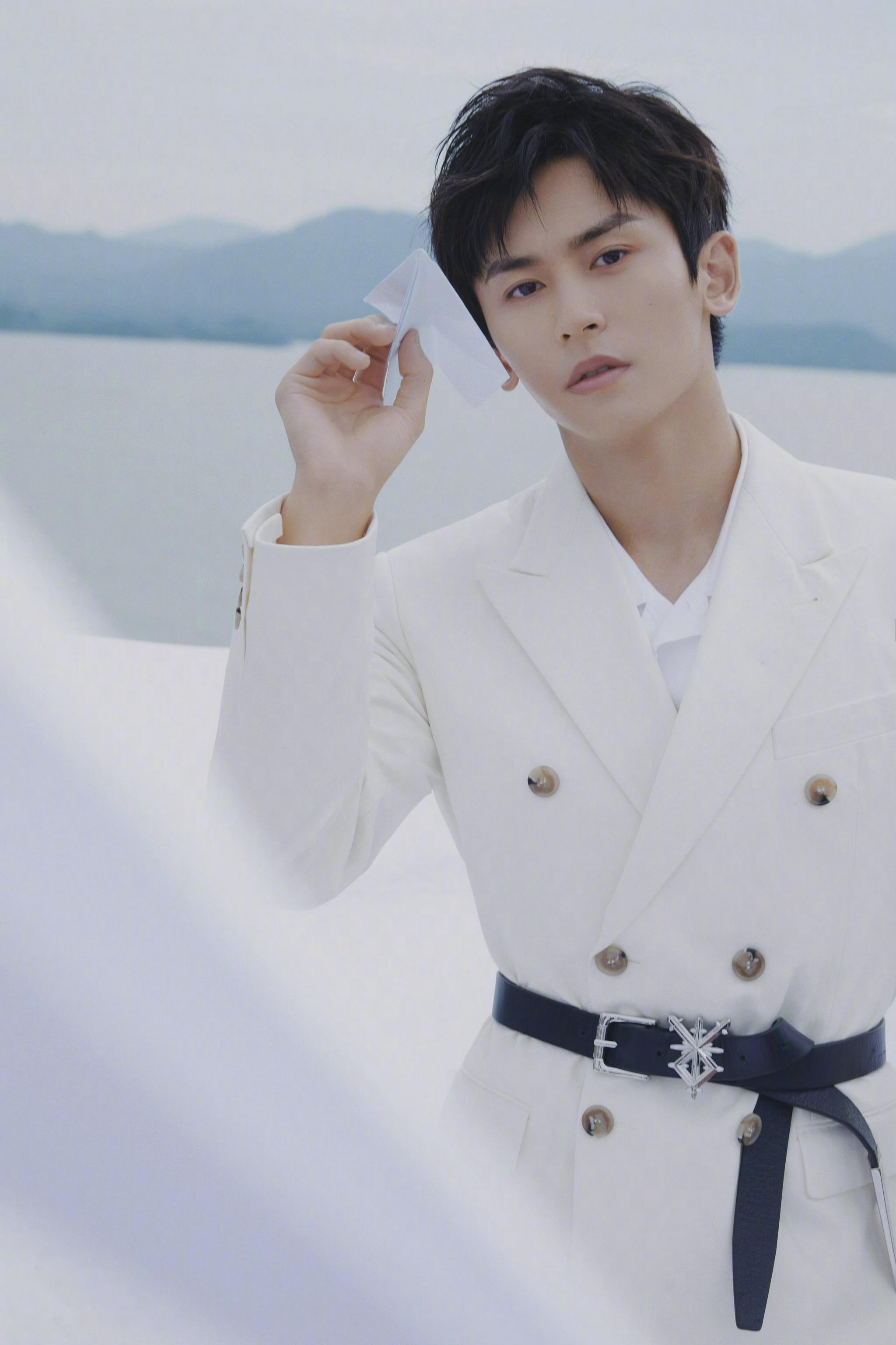 张哲瀚[超话]#活动造型,身穿nanushka白色西服套装,金属皮带点缀收腰